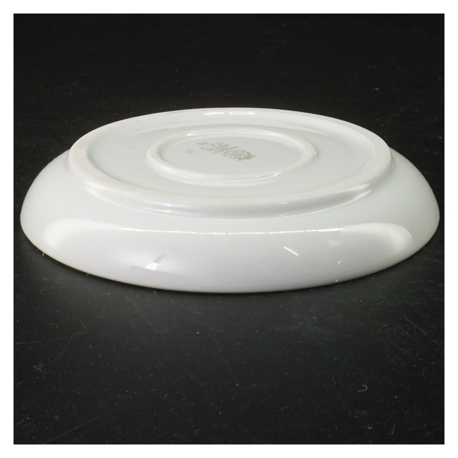 Hvid porcelænstallerken (str. 16 cm i diameter)