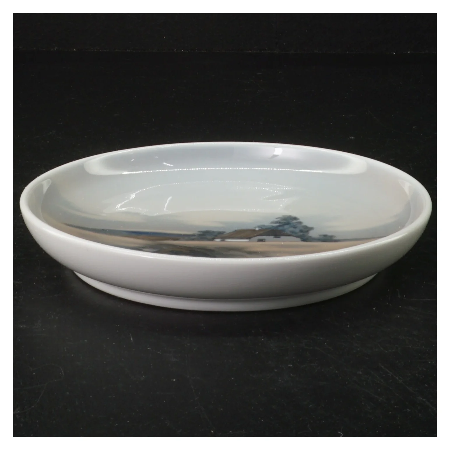 Hvid porcelænstallerken (str. 16 cm i diameter)