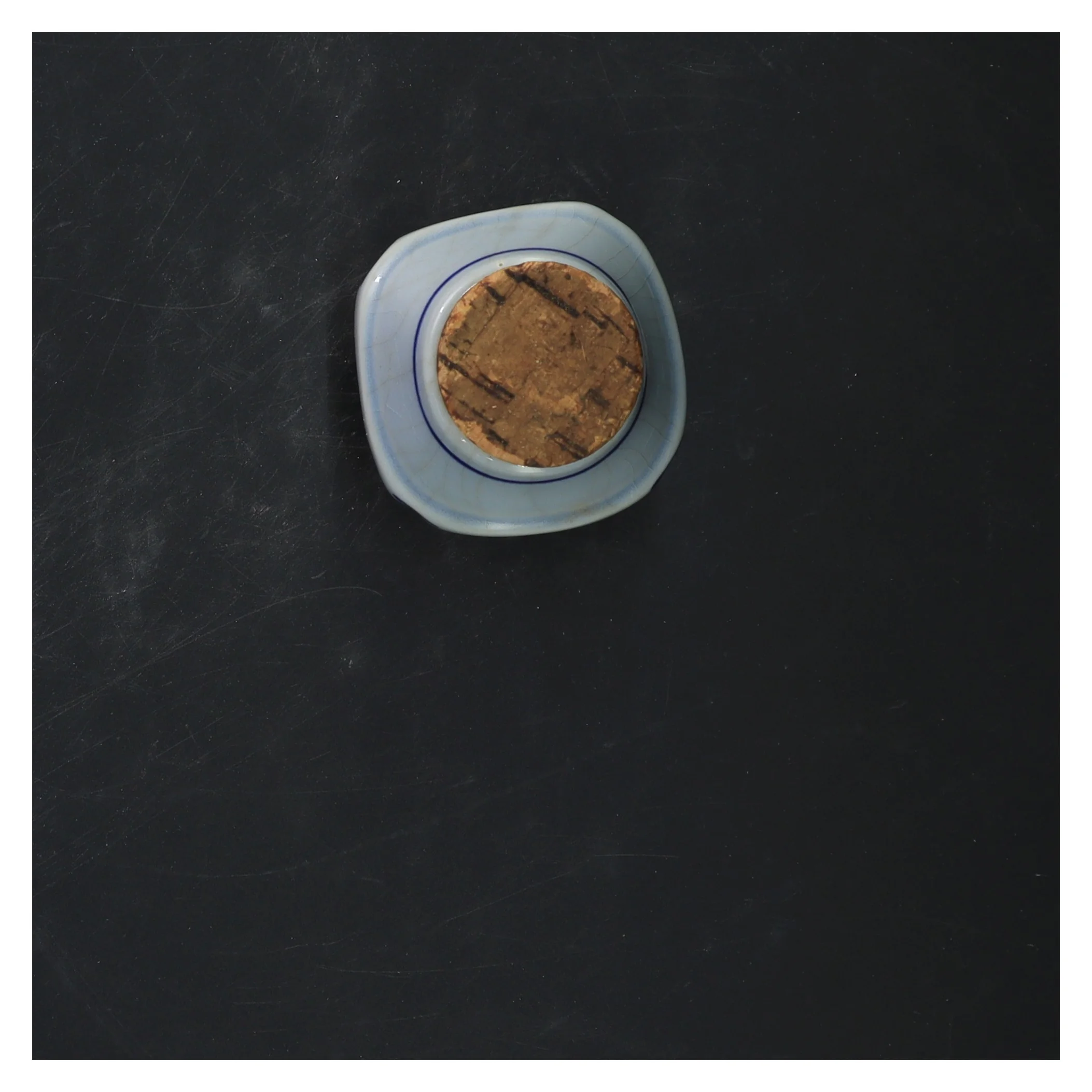 Keramik krydderikrukke med korklåg fra Søholm (str. 9,5x6 cm)