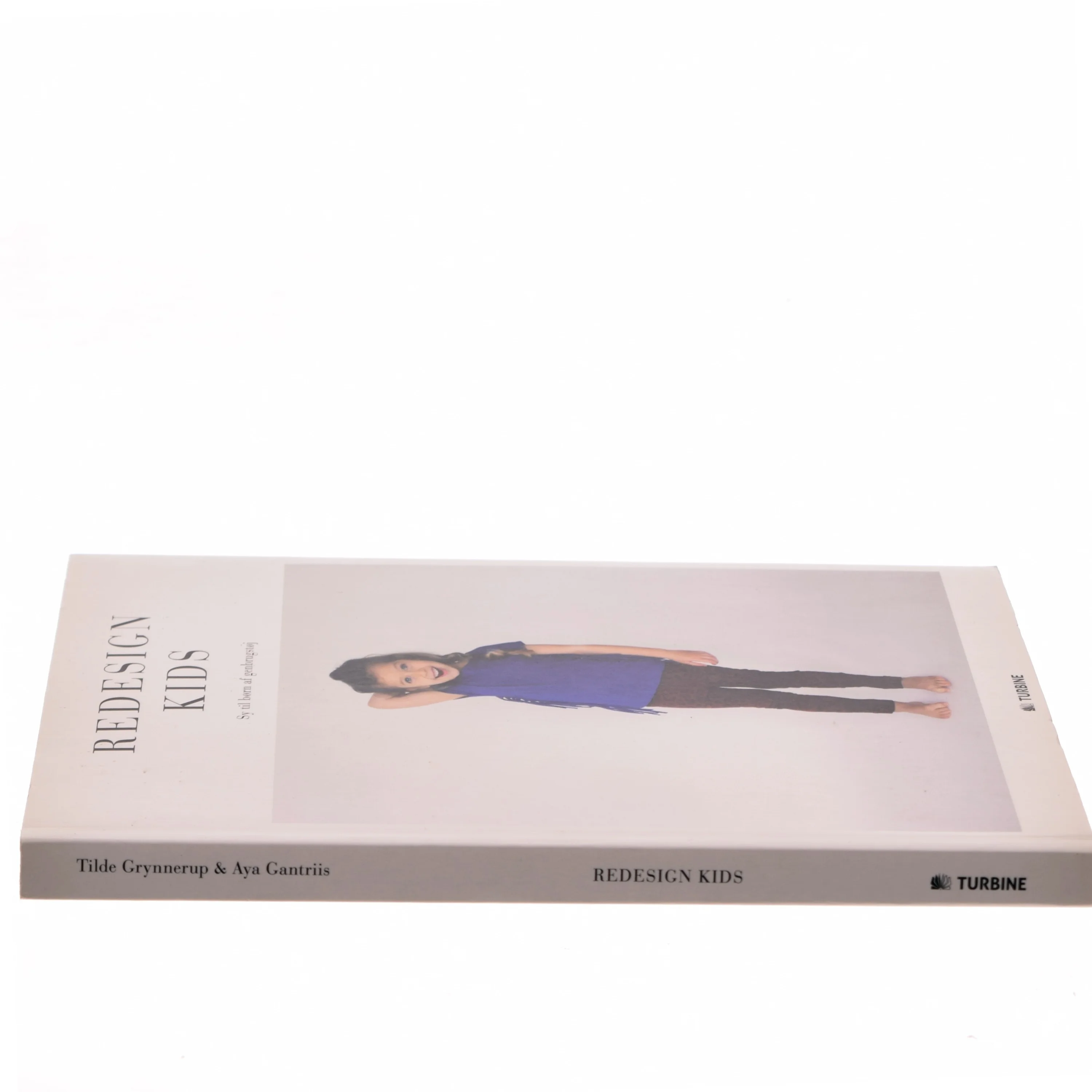 Redesign kids : sy til børn af genbrugstøj af Aya Gantriis (f. 1974) (Bog)