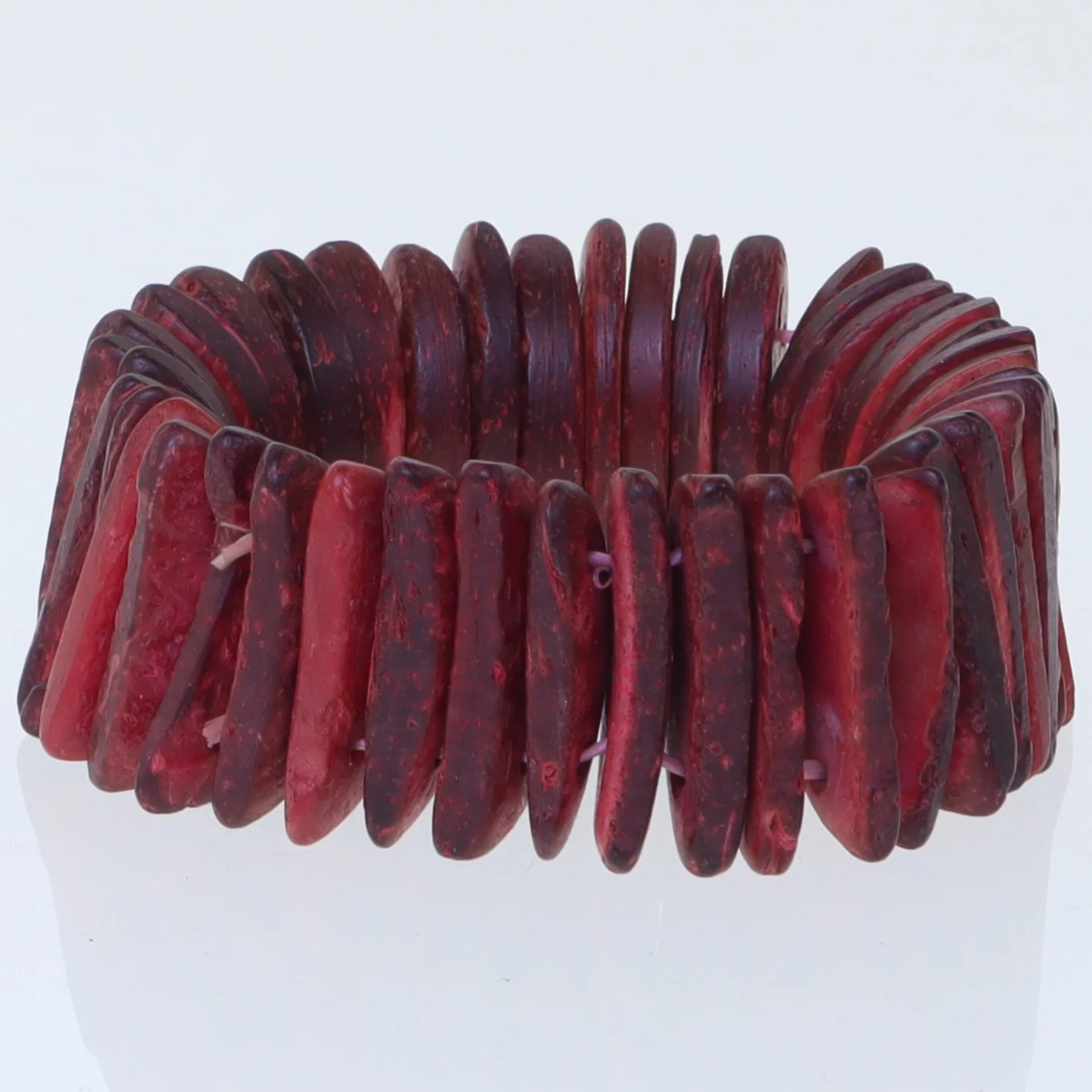 Armbånd med røde perler (str. Ø 7 cm)