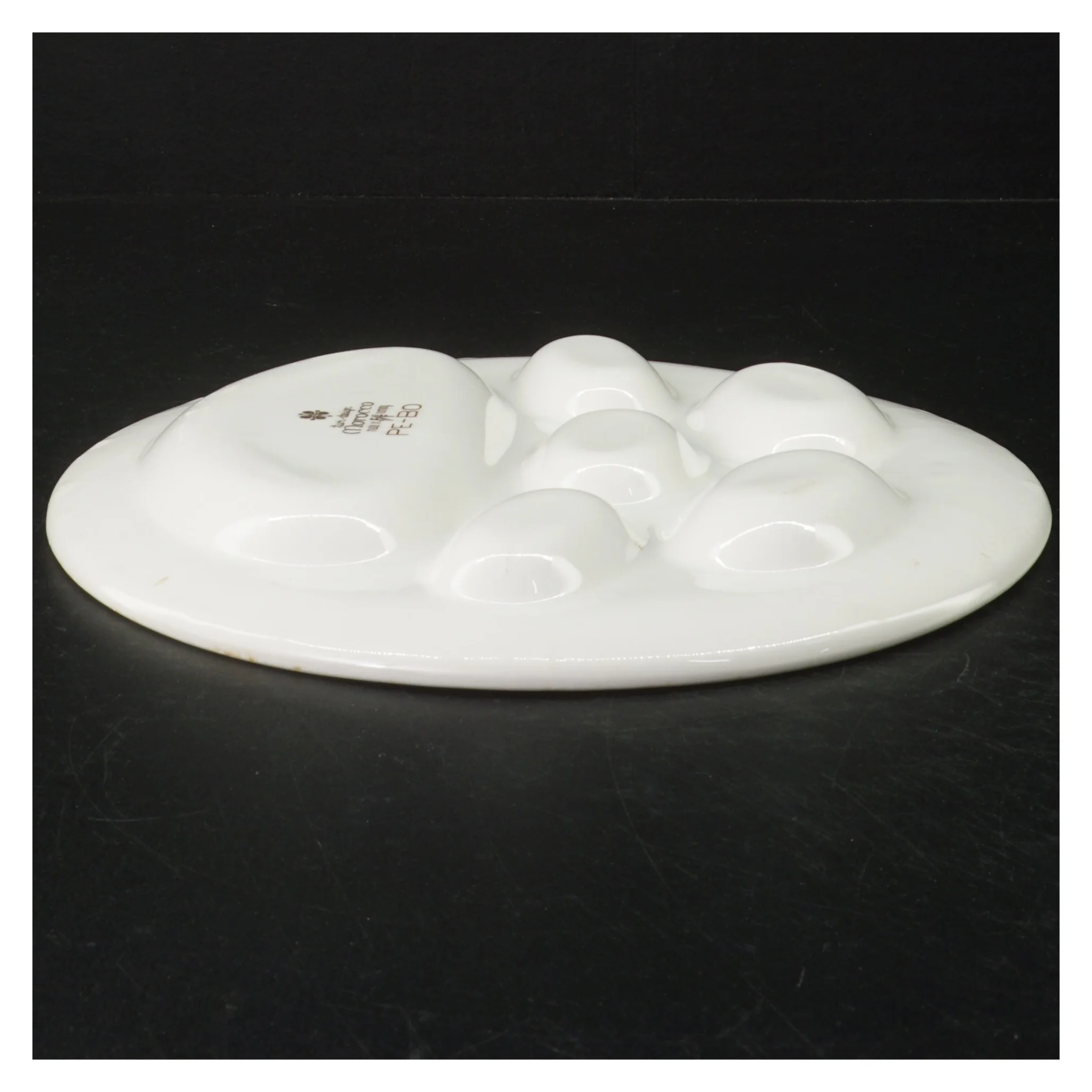 Porcelæns fad med ruminddeling fra Turi-design (str. Ø. 23,5 cm)