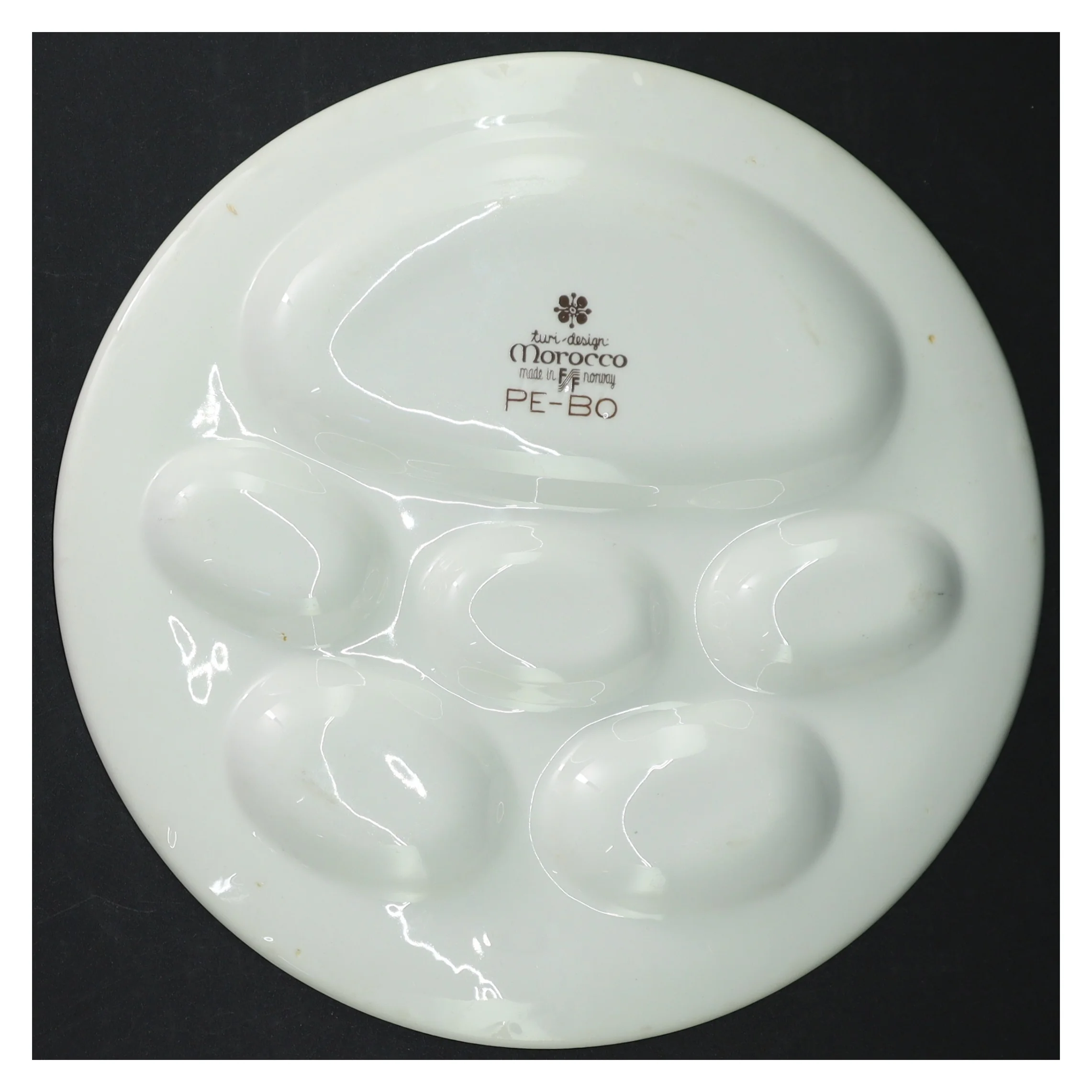 Porcelæns fad med ruminddeling fra Turi-design (str. Ø. 23,5 cm)