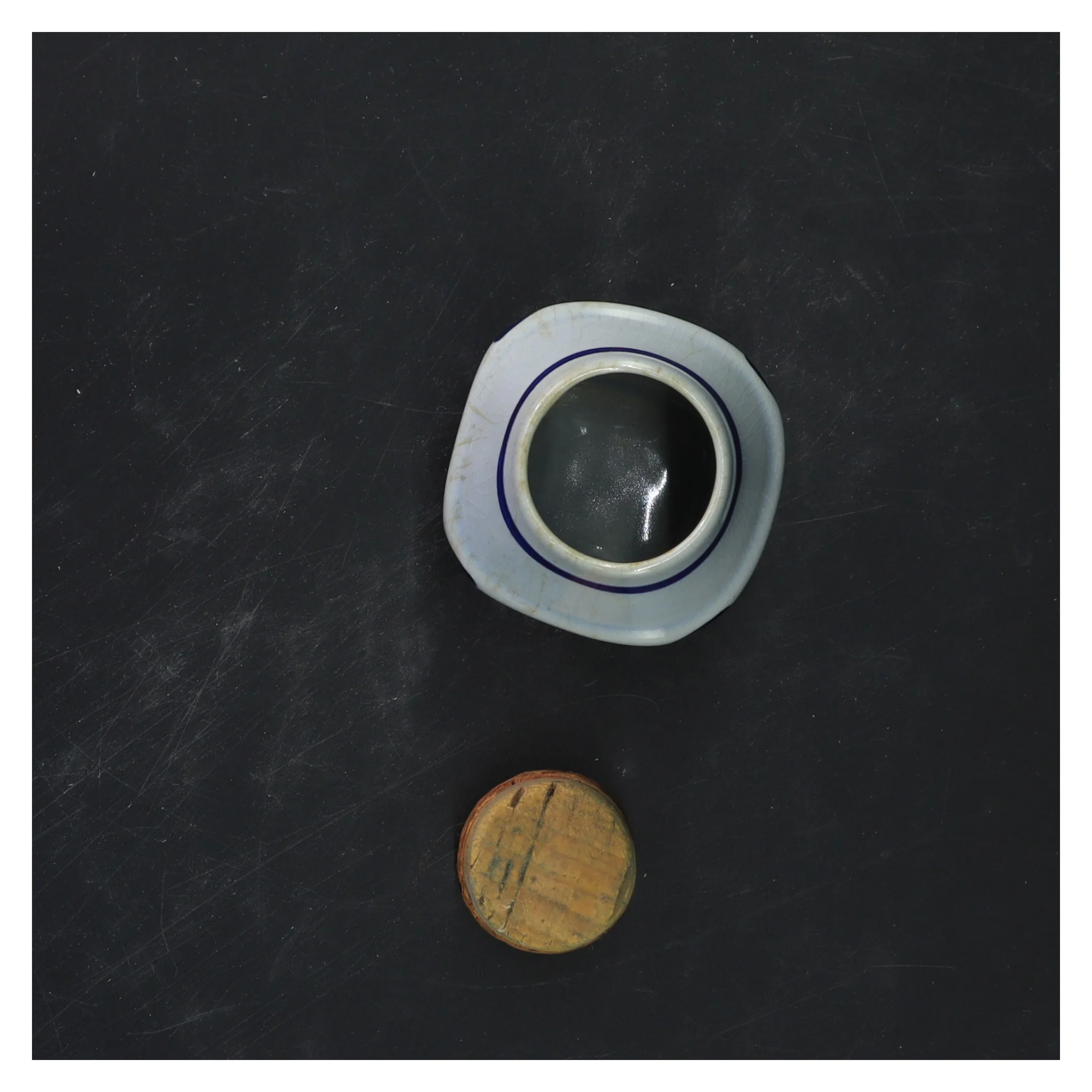 Keramisk peberdåse med korklåg fra Søholm (str. 9x6 cm)