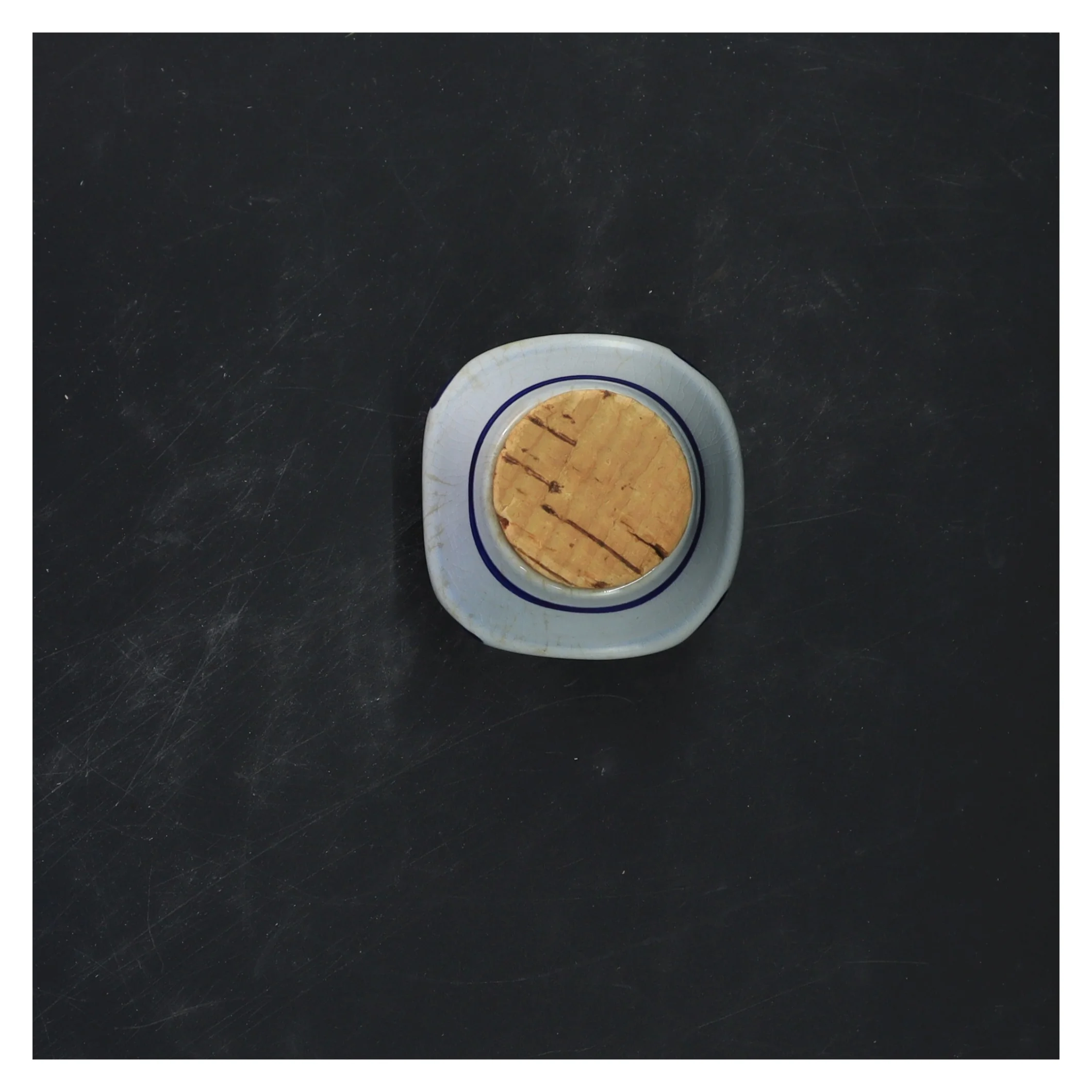 Keramisk peberdåse med korklåg fra Søholm (str. 9x6 cm)