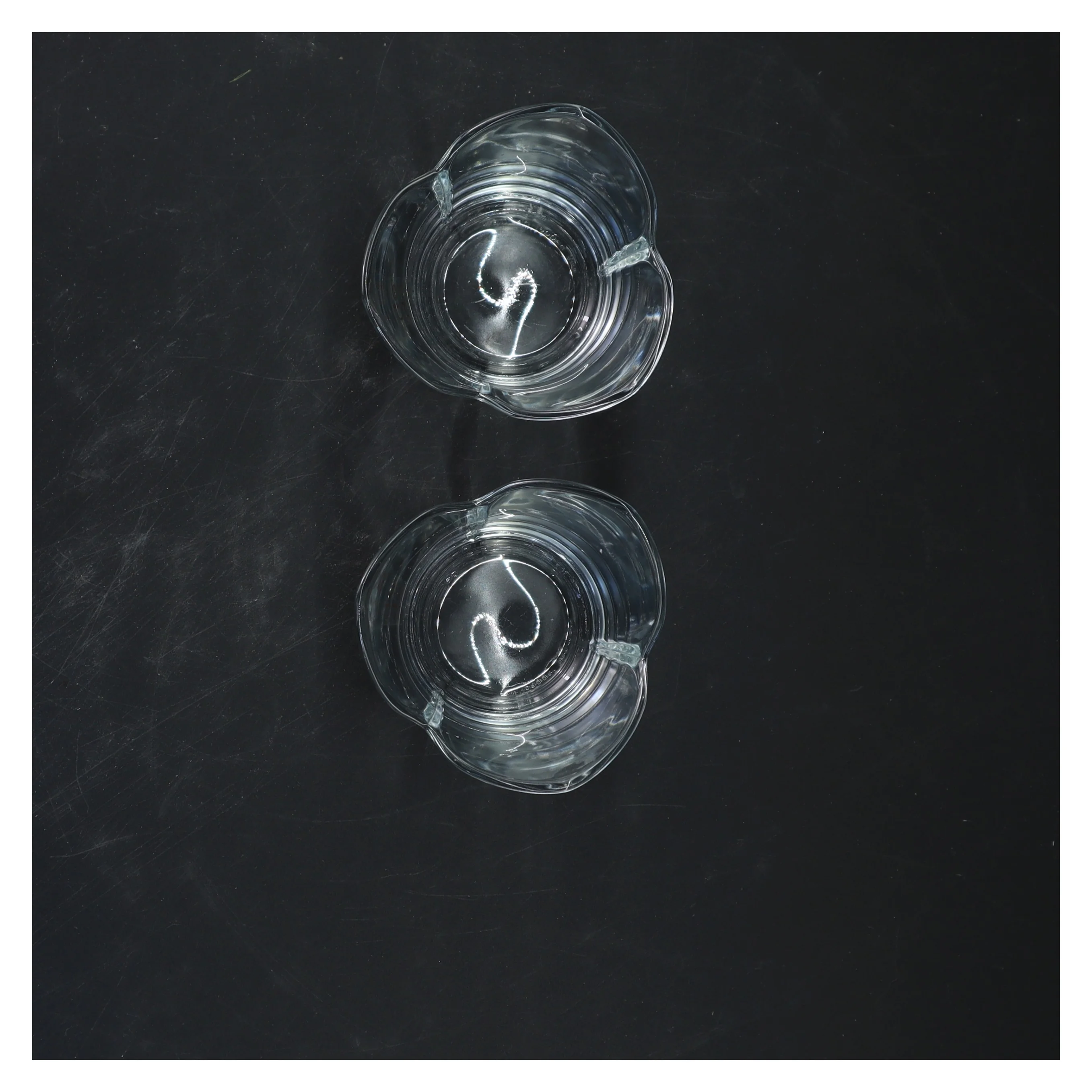 Glas med dekorativ kant fra Erik Bagger (str. 8,5x6 cm)