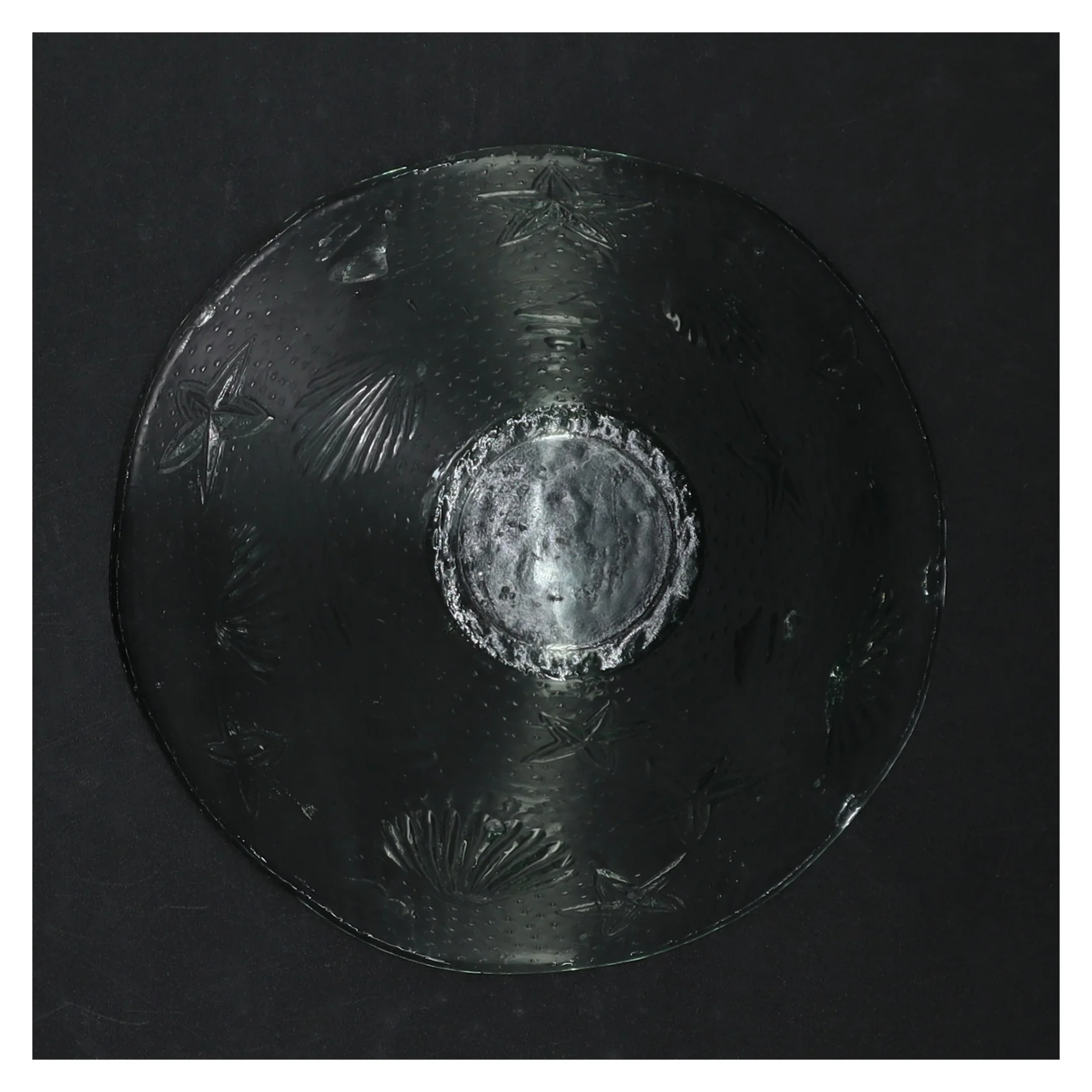 Grøn glas skål med dekoration (str. Ø. 15 cm)