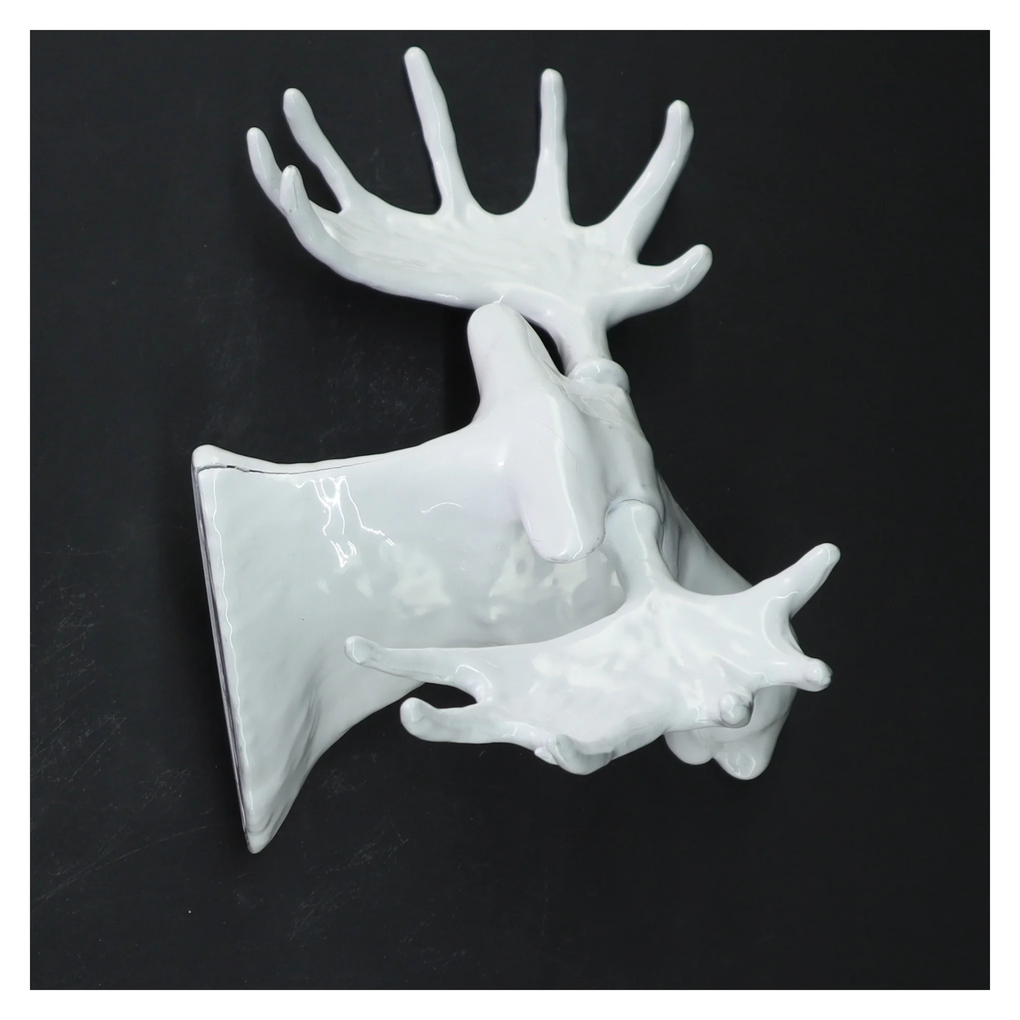 Væghængt hjortehoved dekor i keramik (str. 23x12 cm)