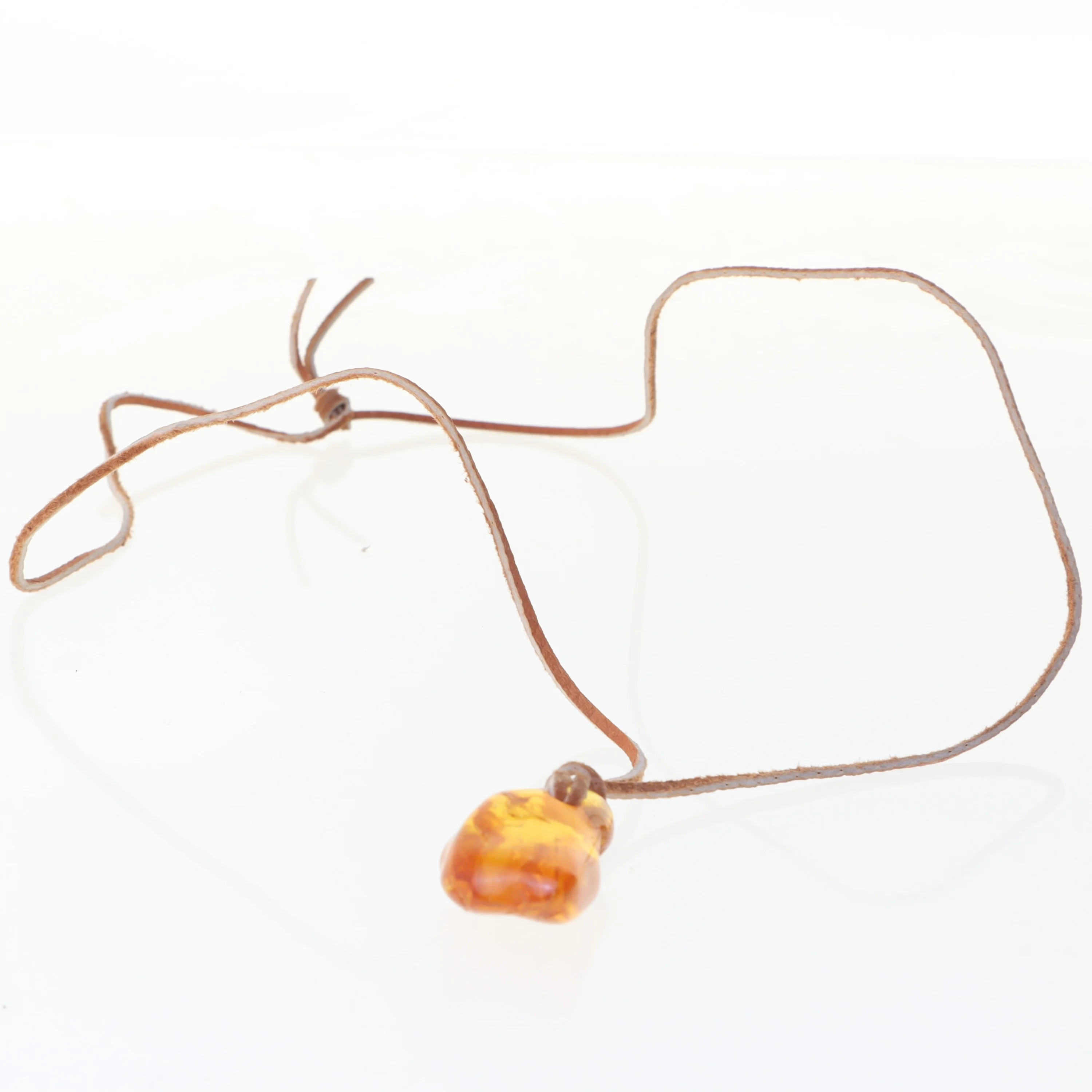 Halskæde med rav vedhæng (str. 39 cm)