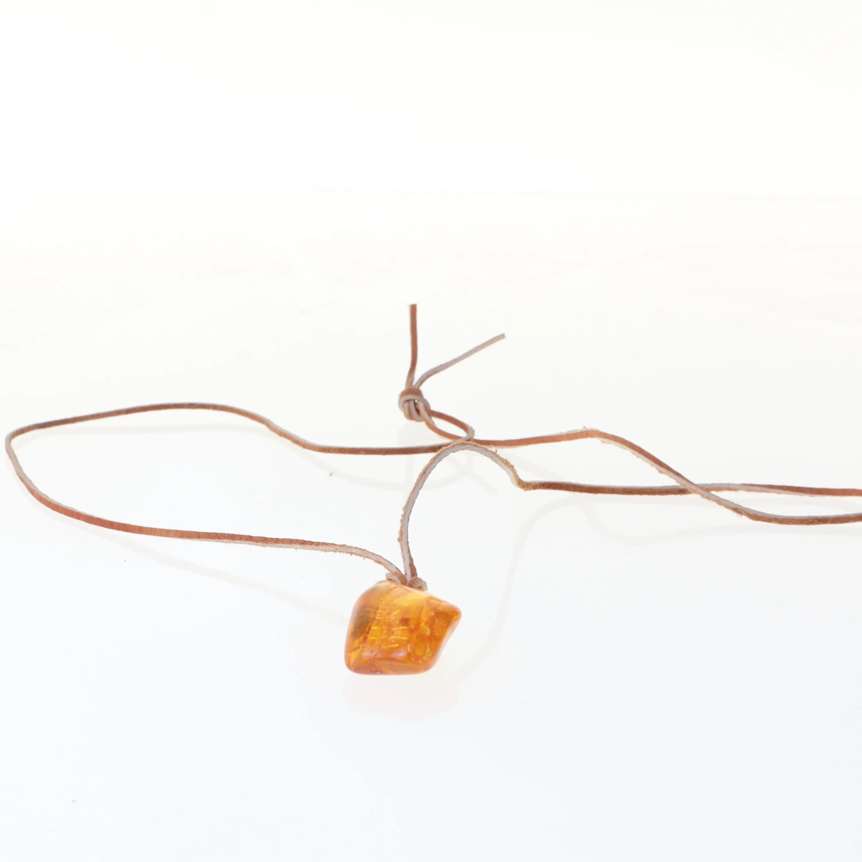 Halskæde med rav vedhæng (str. 39 cm)