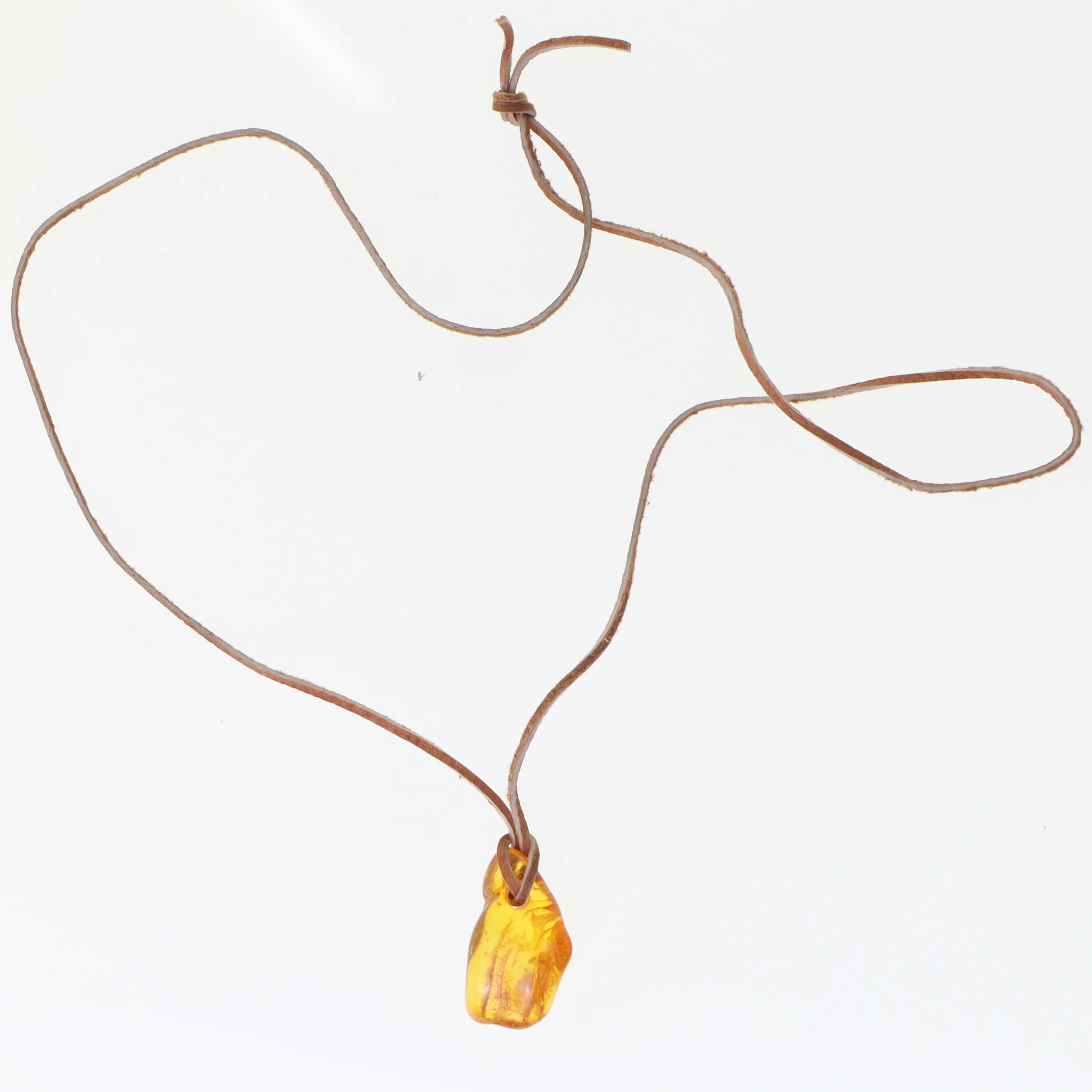 Halskæde med rav vedhæng (str. 39 cm)