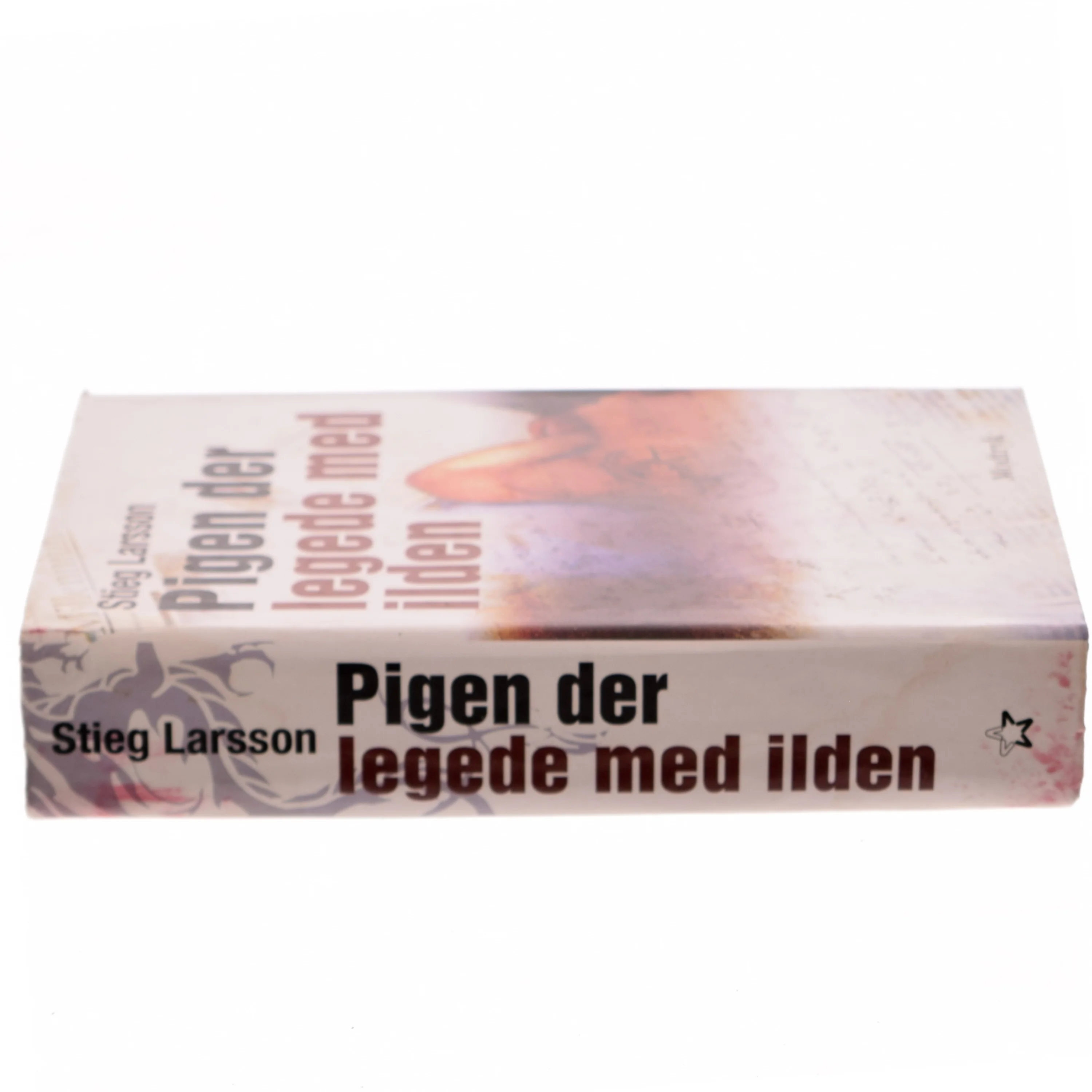 Pigen Der Legede Med Ilden af Larsson, Stieg (Bog)
