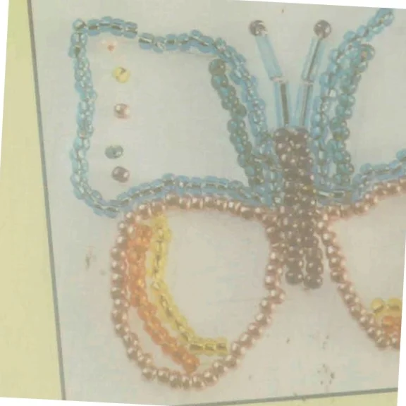 Perlepynt på metaltråd : smykker & anden pynt med perler, pailletter, fjer & metaltråd af Birgitte Breuning (Bog)