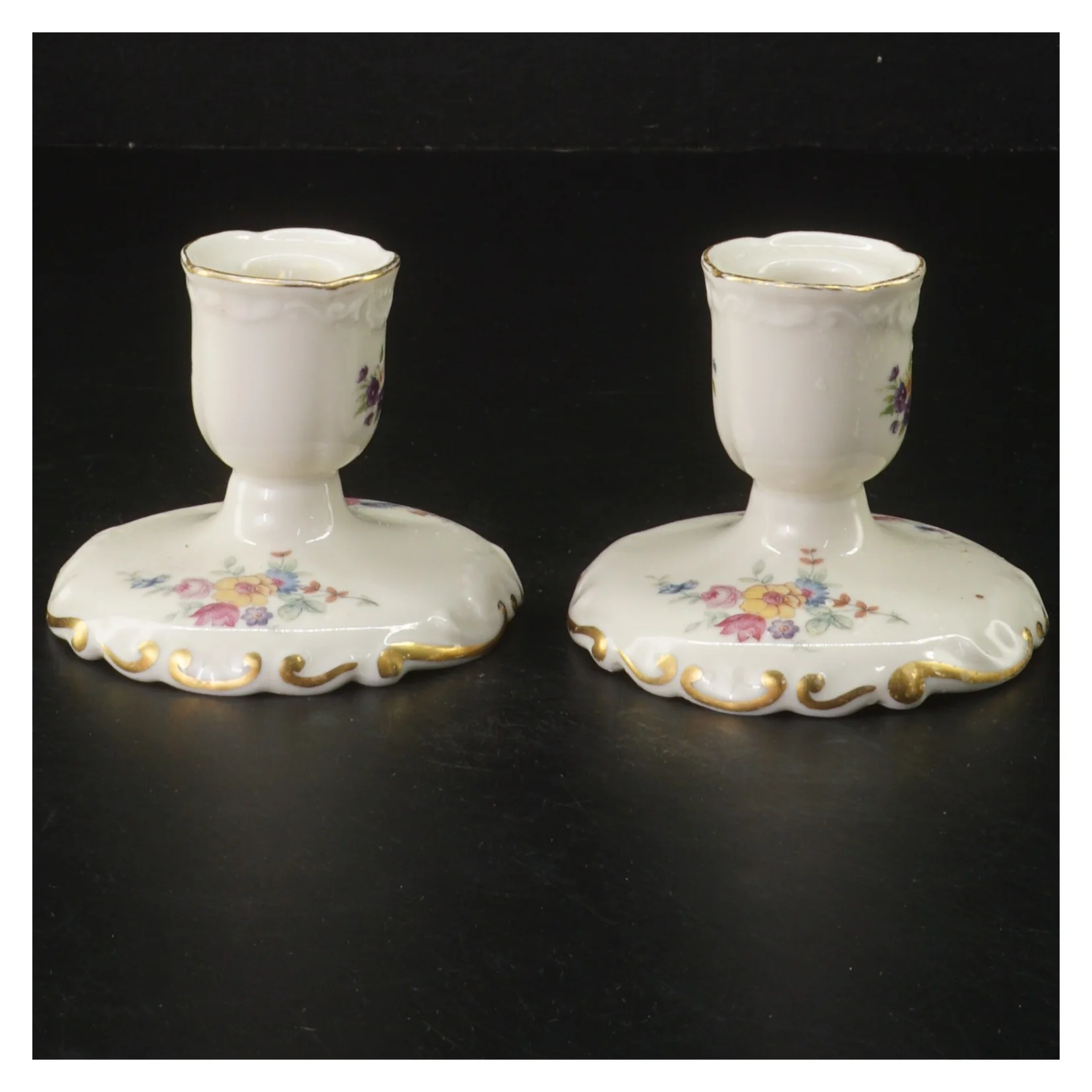 Porcelænslysestager med blomstermønster (str. Ø 8x6,5 cm)