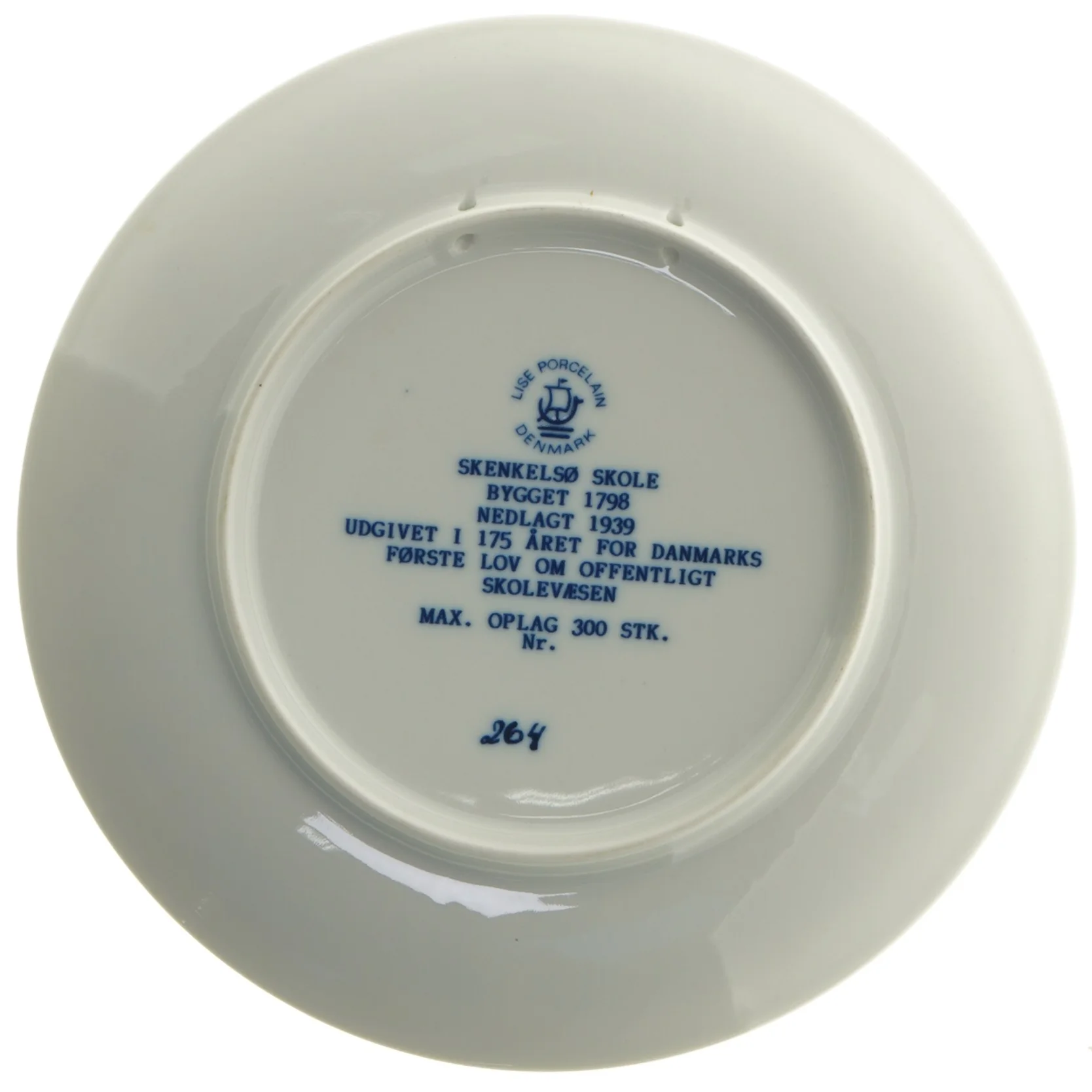Porcelænstallerken med Skenkelsø Skole motiv fra Lise Porcelain (str. 19,5 cm)