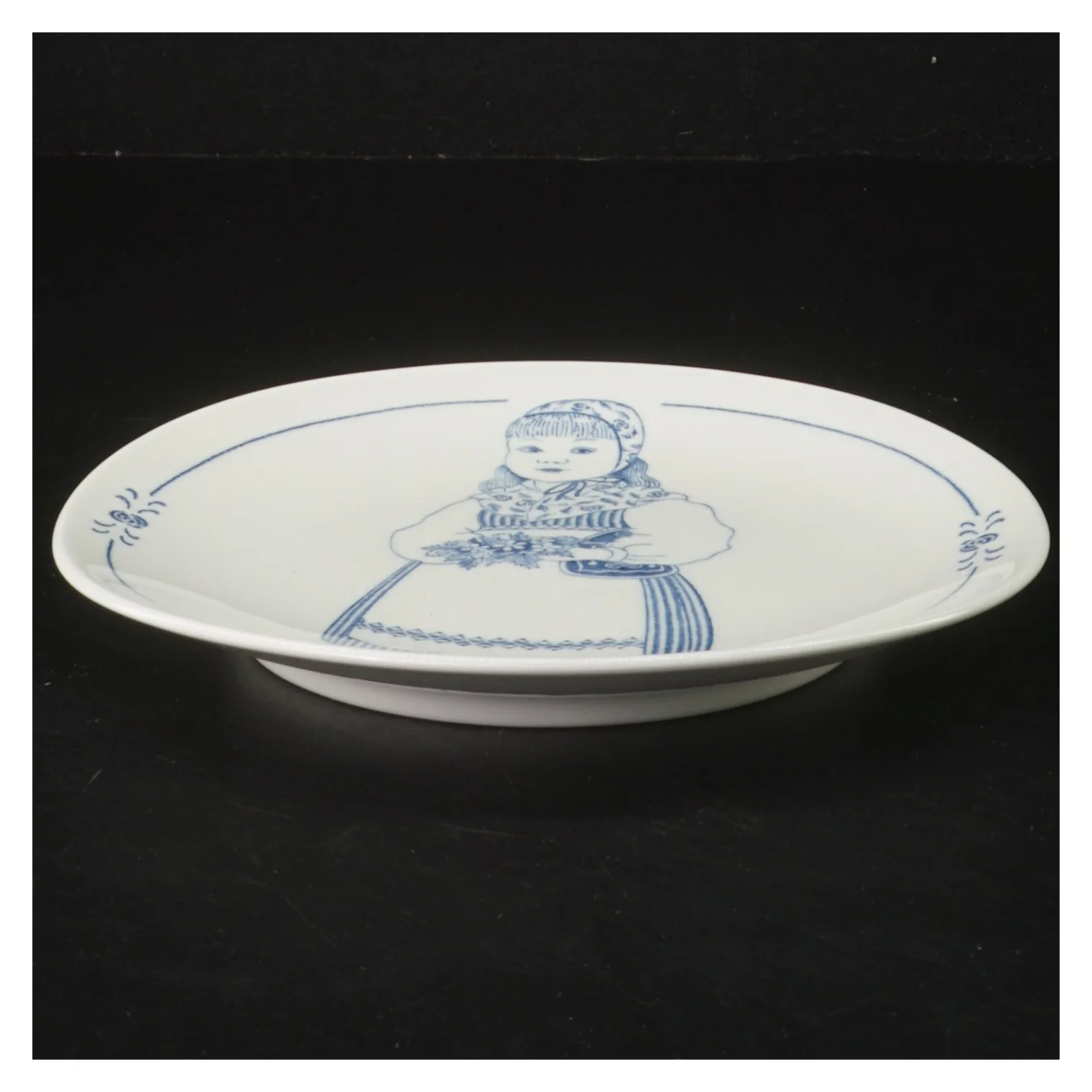 Decorativ tallerken med blåt mønster fra Rörstrand (str. Ø 16,5xØ18 cm)