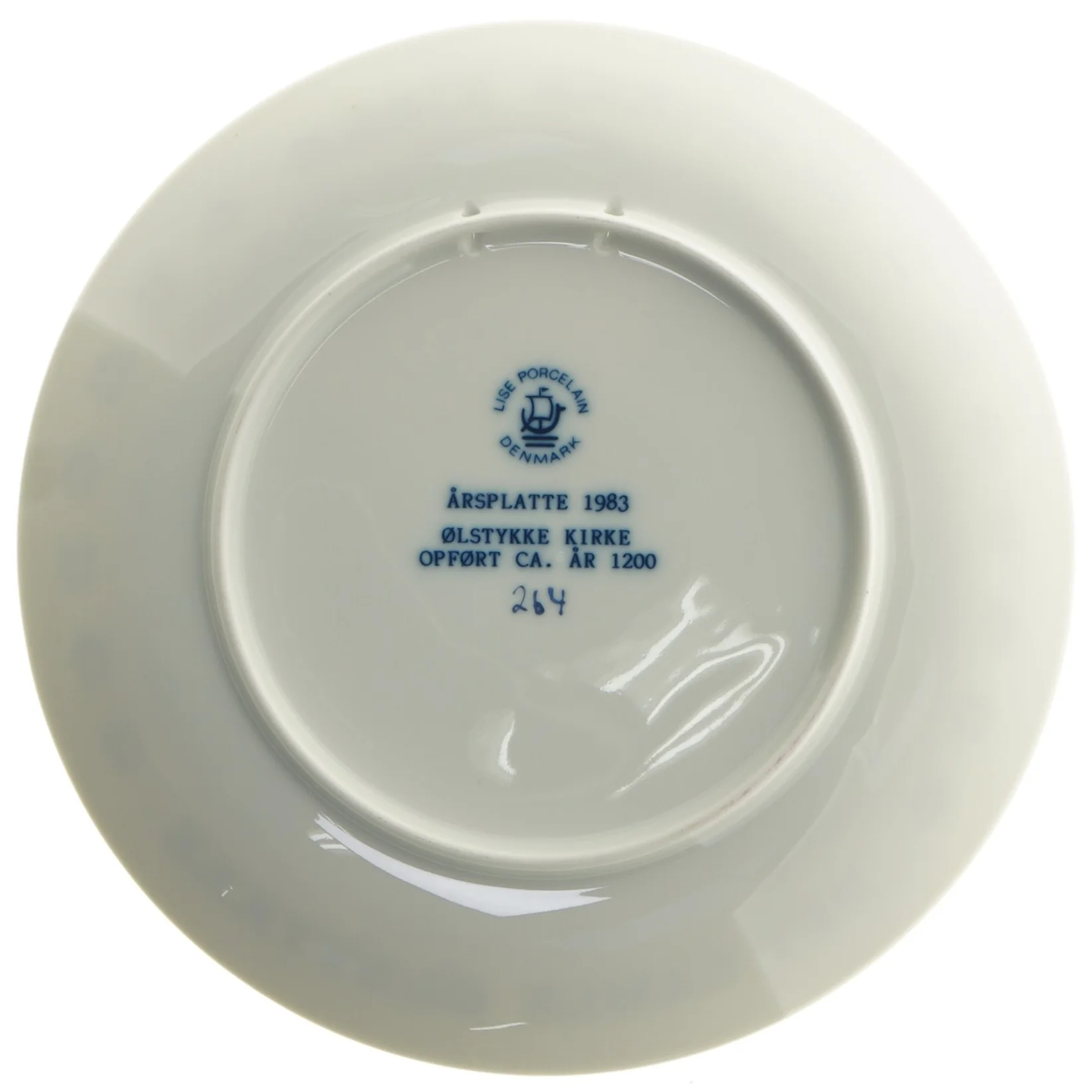 Årsplatte Ølstykke Kirke 1983 fra Lise Porcelain (str. Ø 19,5 cm)