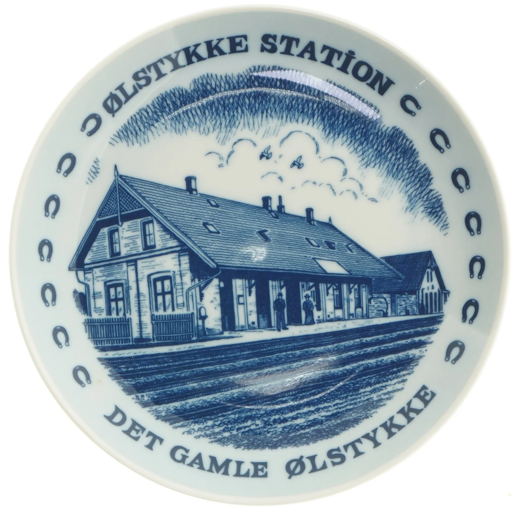 Porcelænsplatter med Ølstykke Station fra Lise Porcelain (str. Ø 19,5 cm)