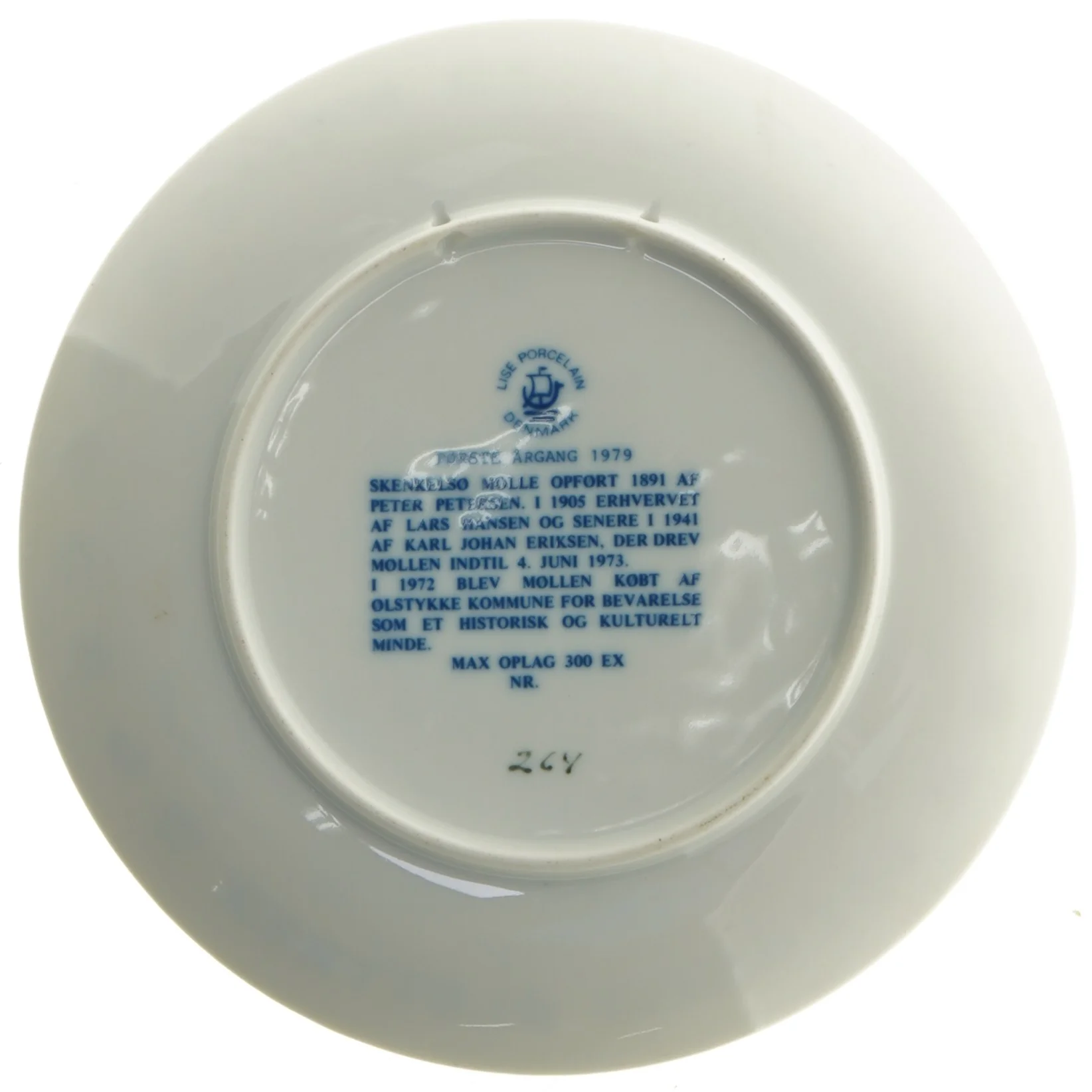 Porcelænstallerken med mølledesign fra Lise Porcelain (str. Ø 19,5 cm)