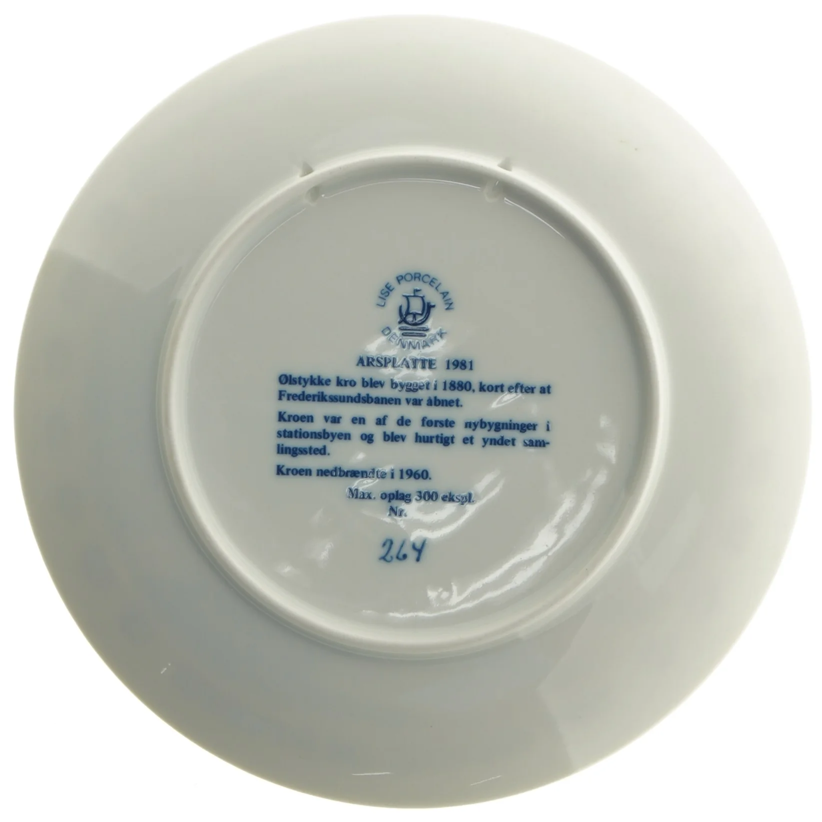 Årsplatte Ølstykke Kro 1981 fra Lige Porcelain Denmark (str. Ø 19,5 cm)