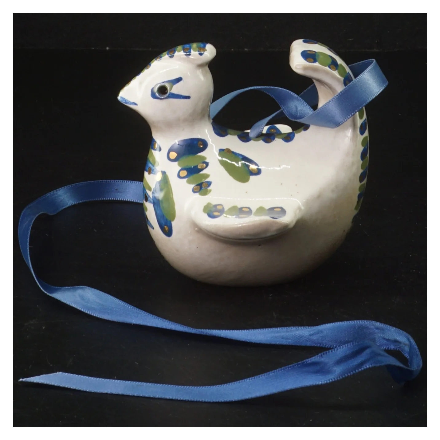 Dekorativ keramik fugl med bånd (str. 8 cm)