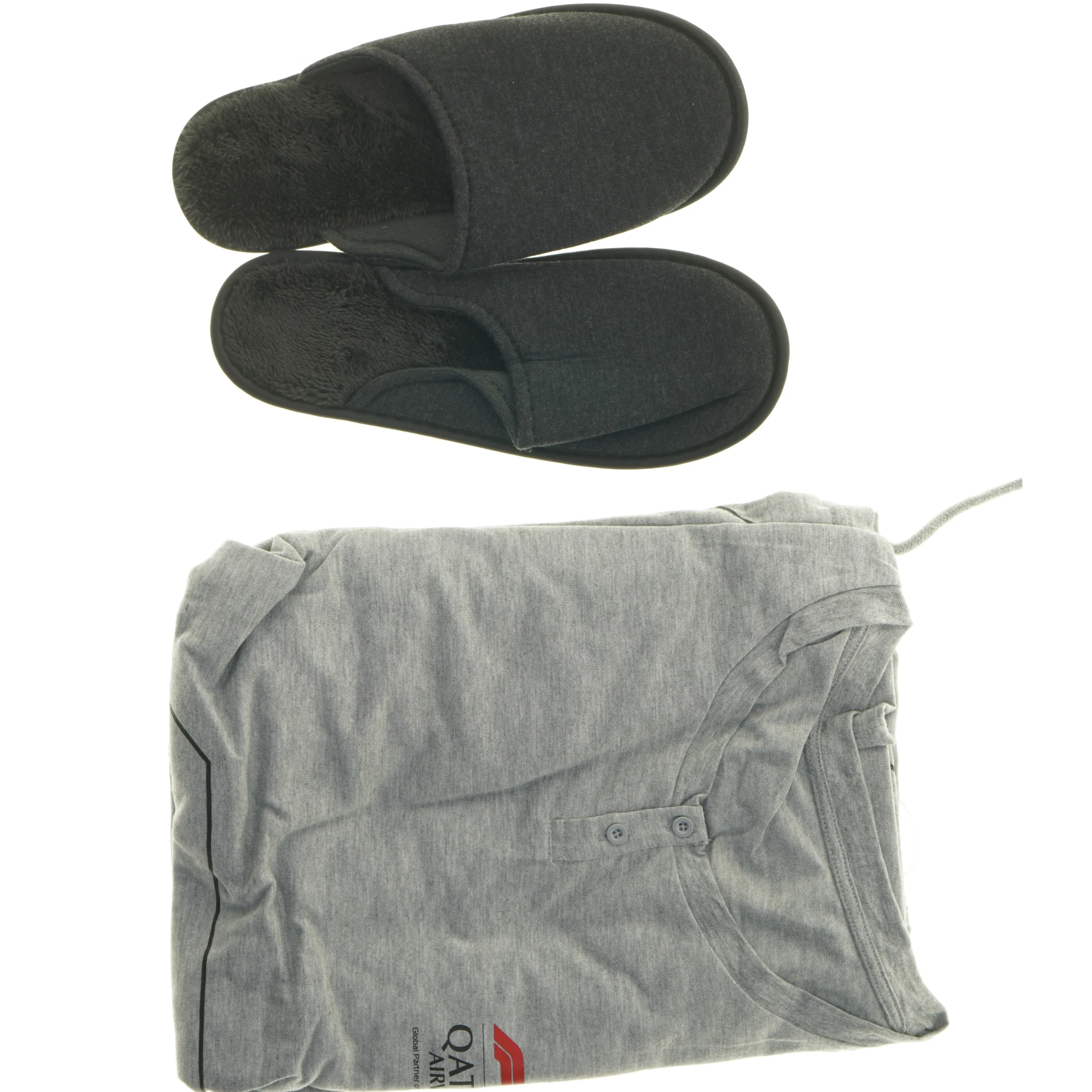 Sæt med pyjamas og tøfler fra Qatar Airways fra Qatar Airways (str. str L cm)