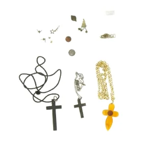 Smykker, med blandt andet kors (str. 8 x 8 cm)