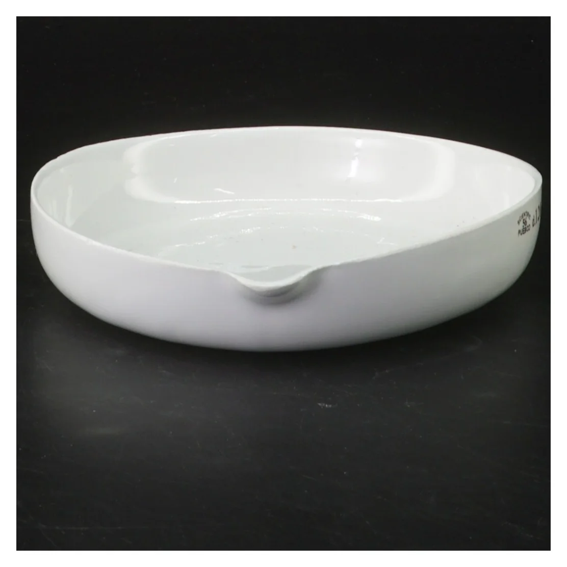 Porcelæn skål med hældetud fra Scientific Pueblo (str. Ø 13 cm)