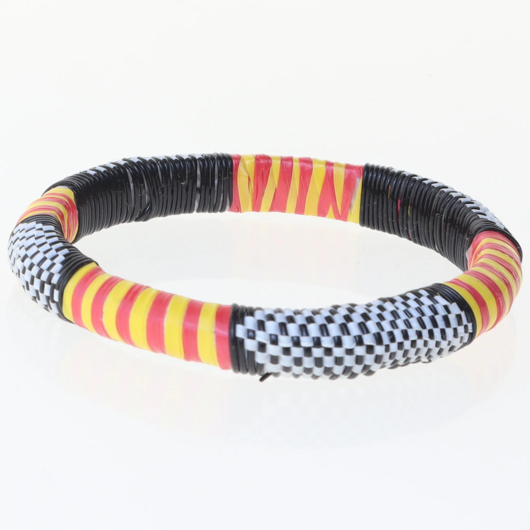 Farverigt armbånd (str. Ø 8 cm)