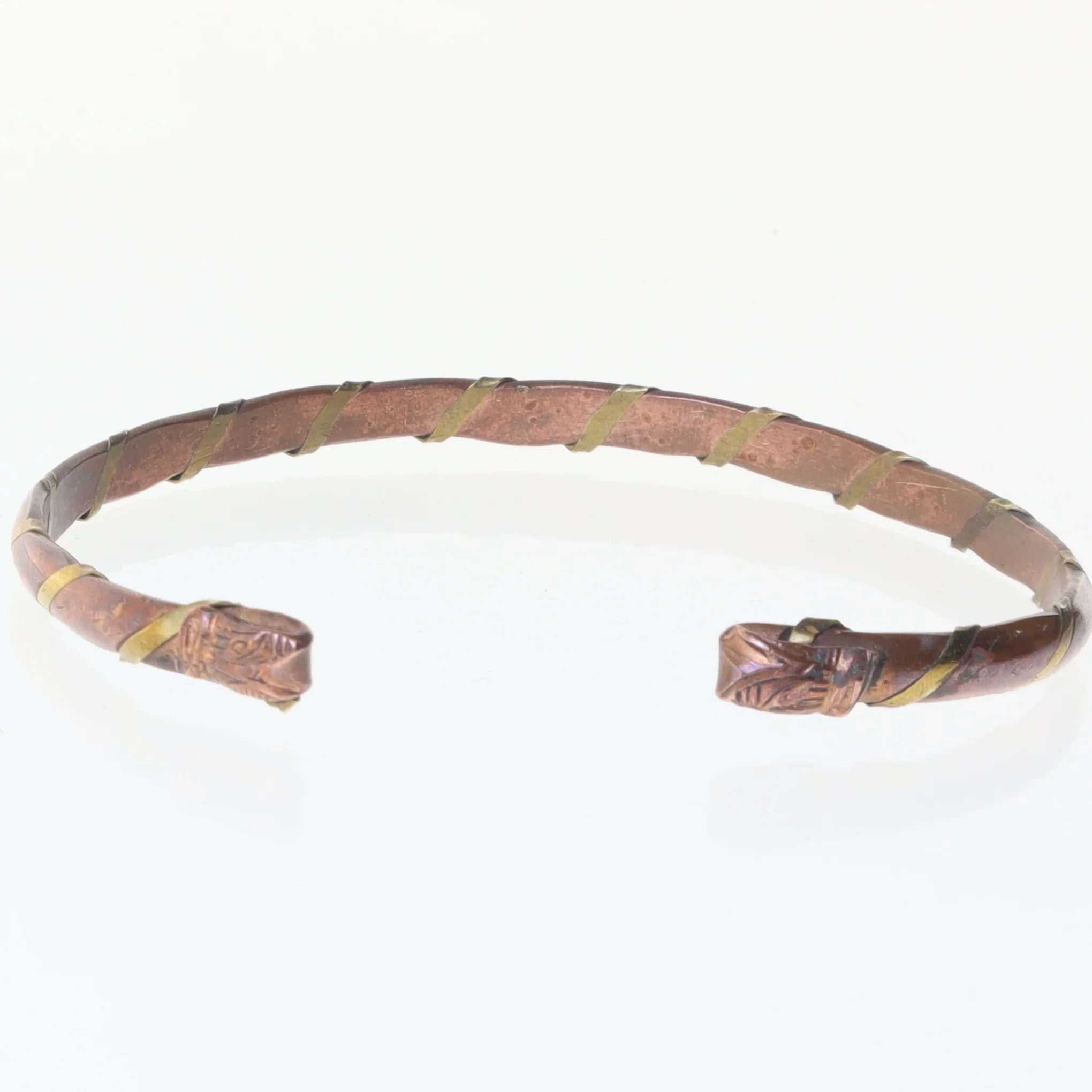 Armbånd i messing og kobber med snoet design (str. Ø 8 cm)