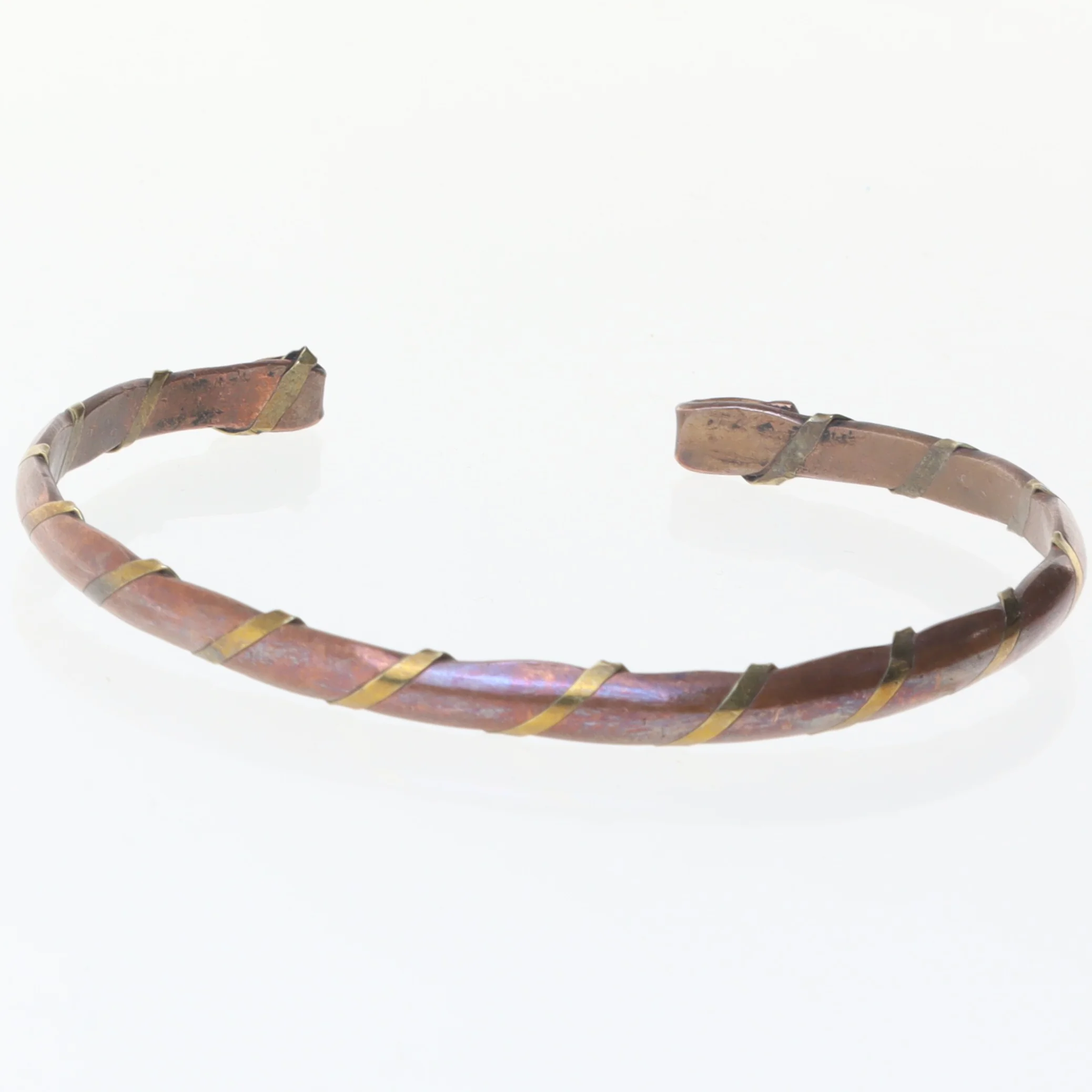 Armbånd i messing og kobber med snoet design (str. Ø 8 cm)