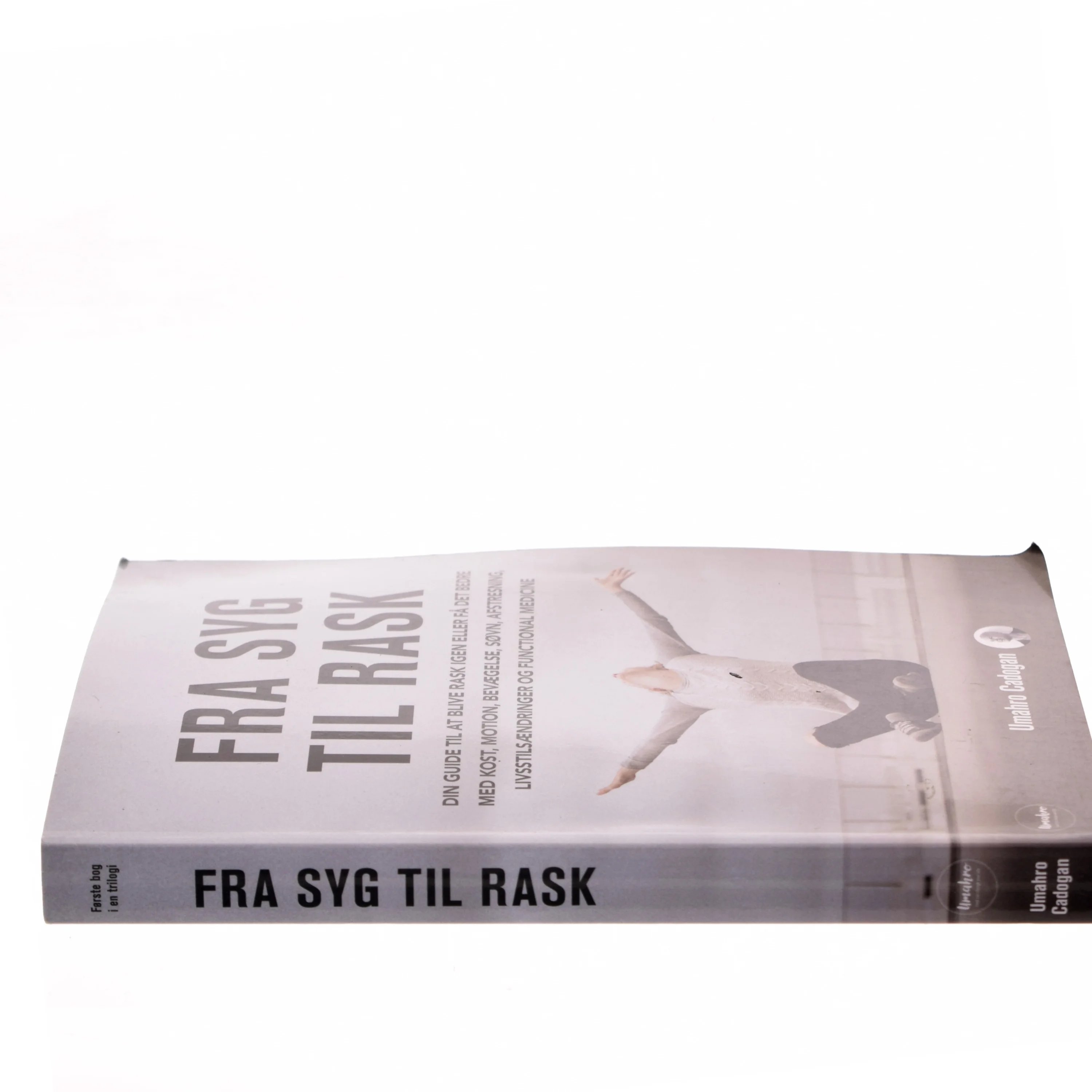 Fra syg til rask : din guide til at blive rask igen eller få det bedre med kost, motion, bevægelse, søvn, afstresning, livsstilsændringer og functional medicine af Oscar Umahro Cadogan (Bog)