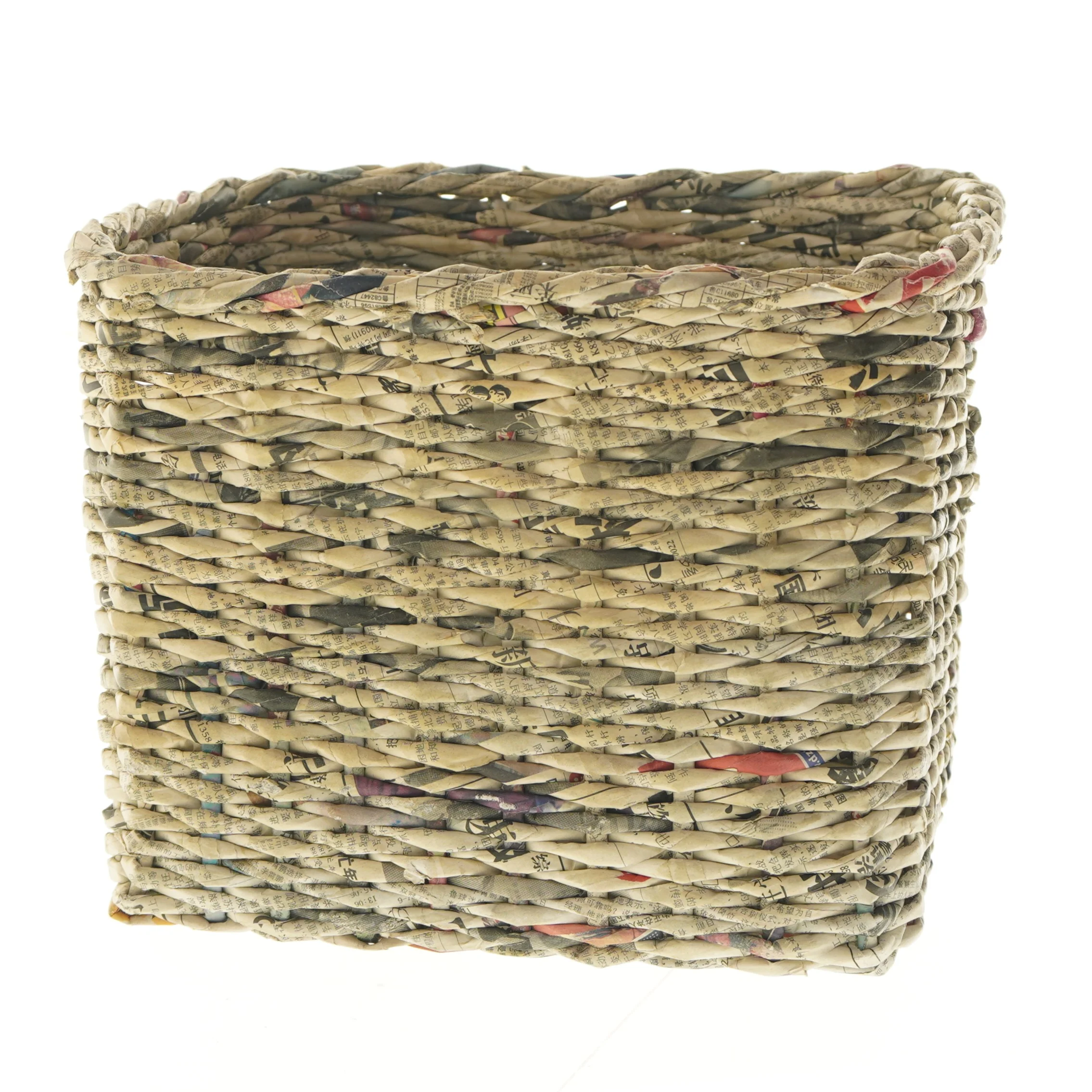 Flettet kurv af avispapir (str. 29x22x23 cm)
