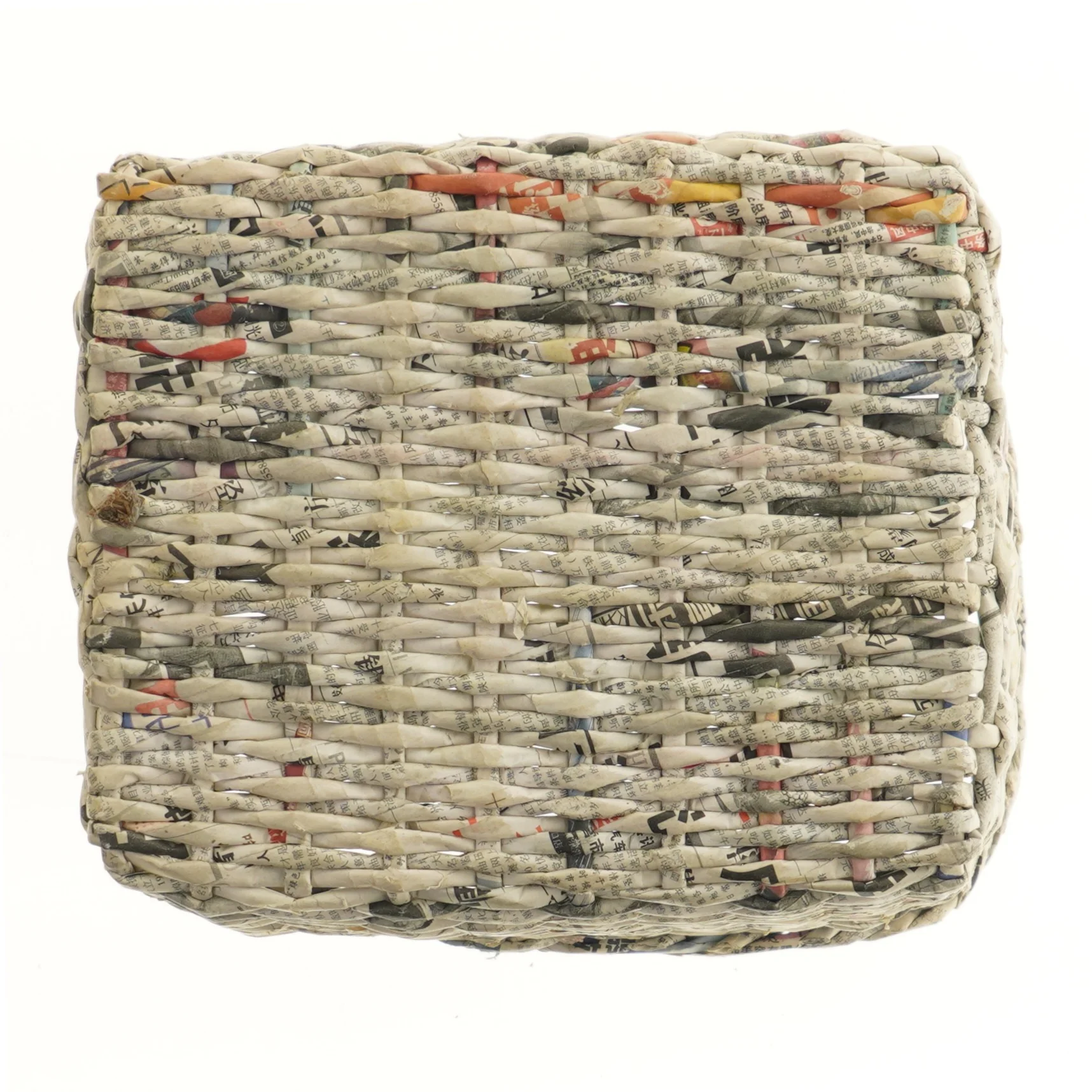 Flettet kurv af avispapir (str. 29x22x23 cm)