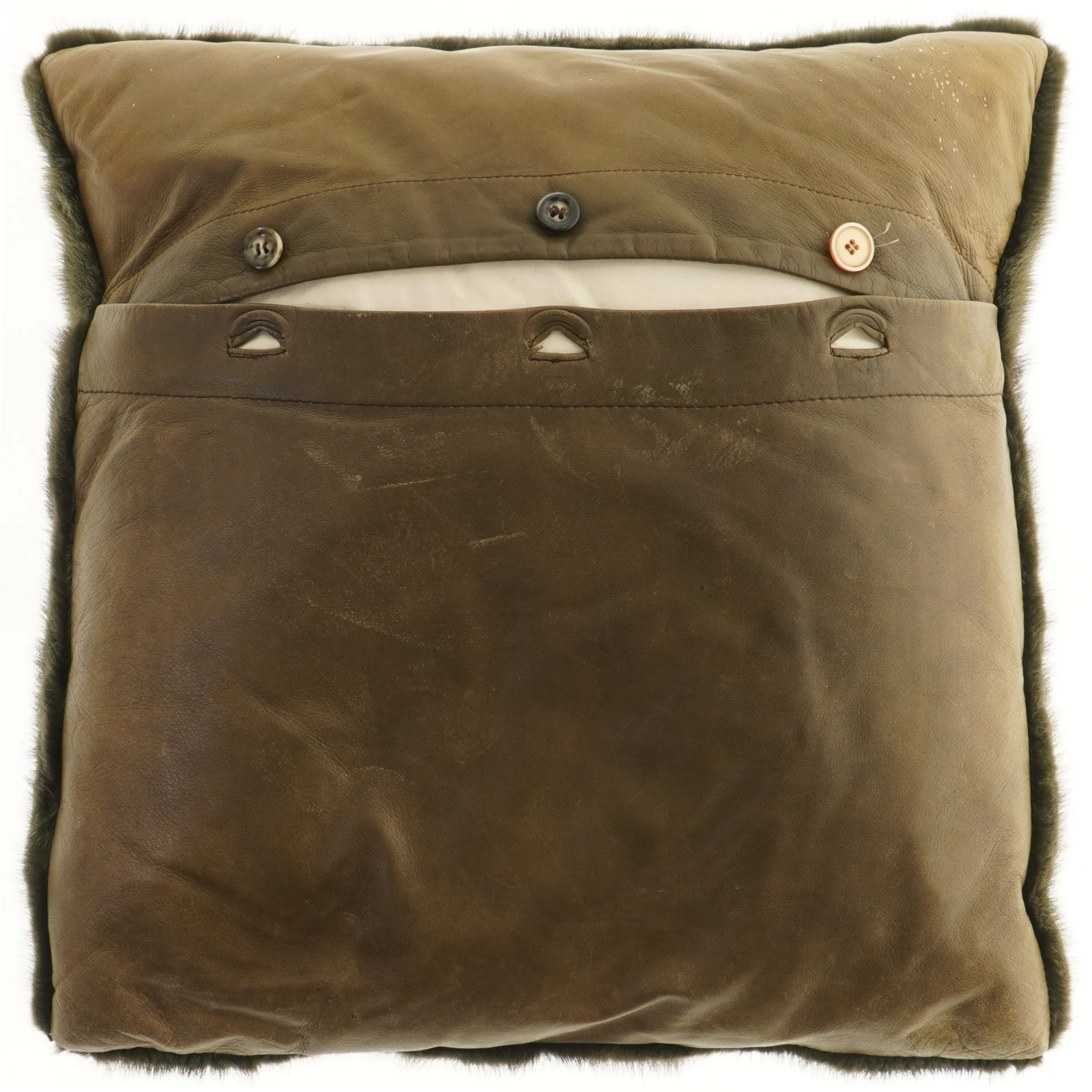 Firkantet pelspude med skindbagside  (str. 45x48 cm)