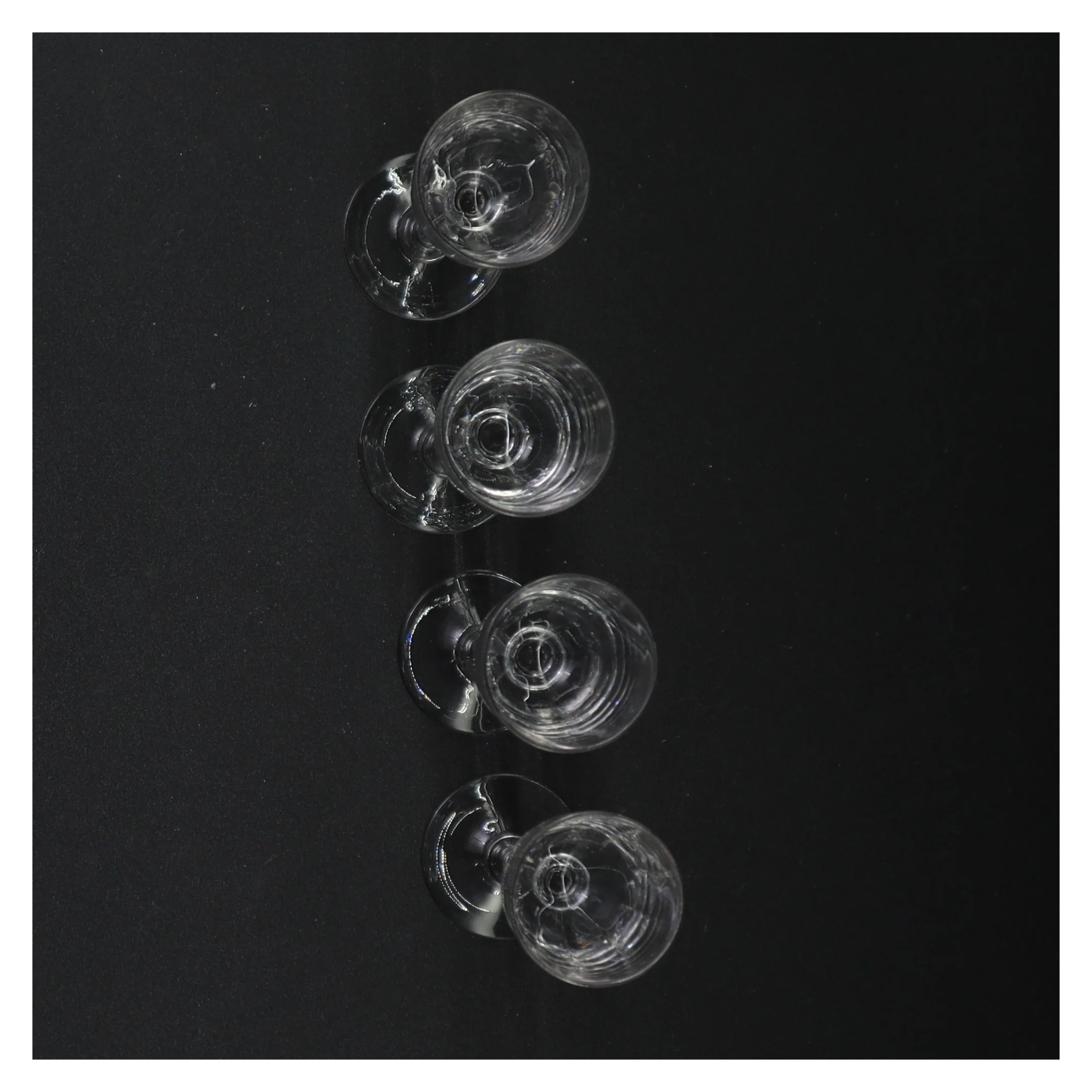 Gennemsigtige vinglas (str. 13 cm)