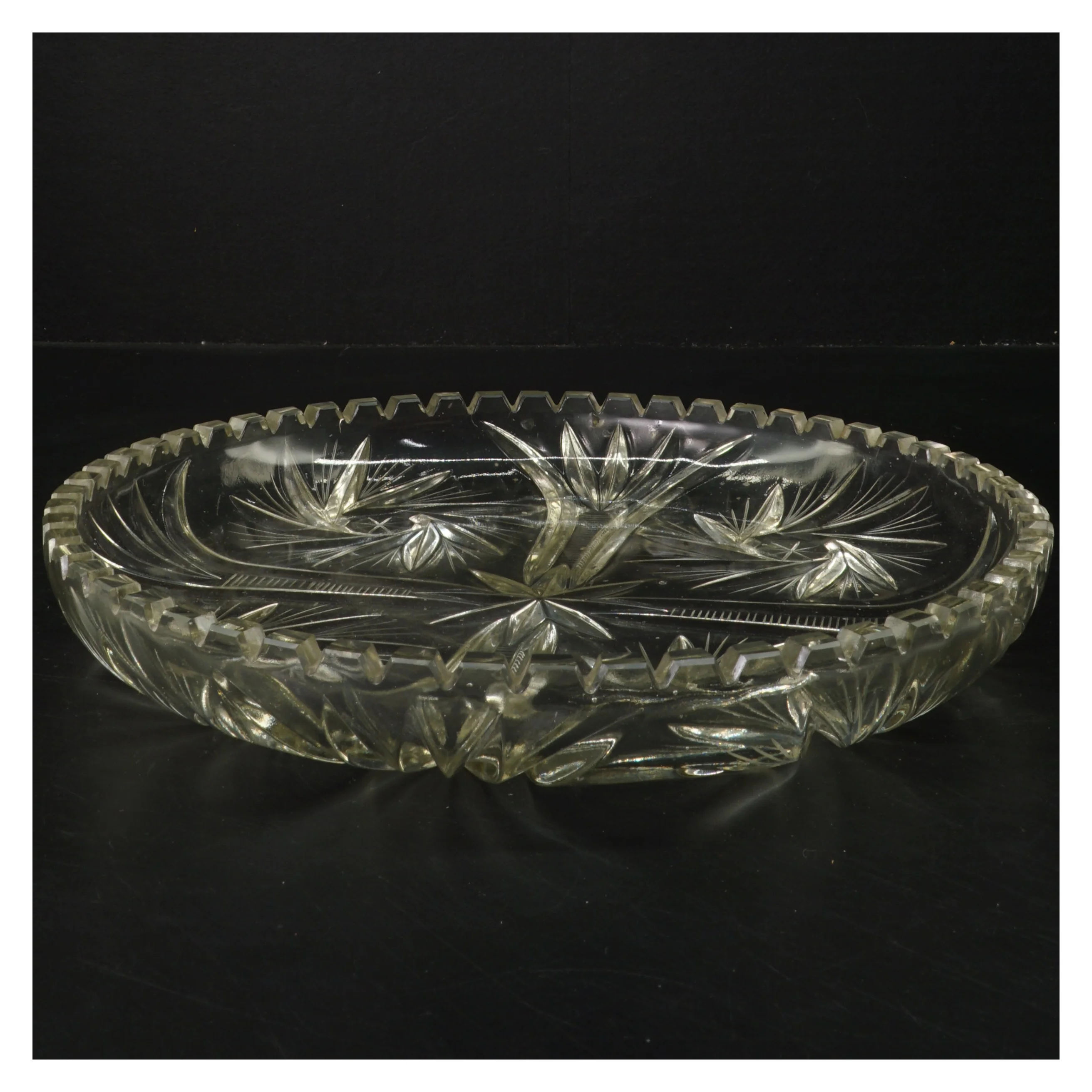 Rund skåret glasfad (str. Ø 28 cm)