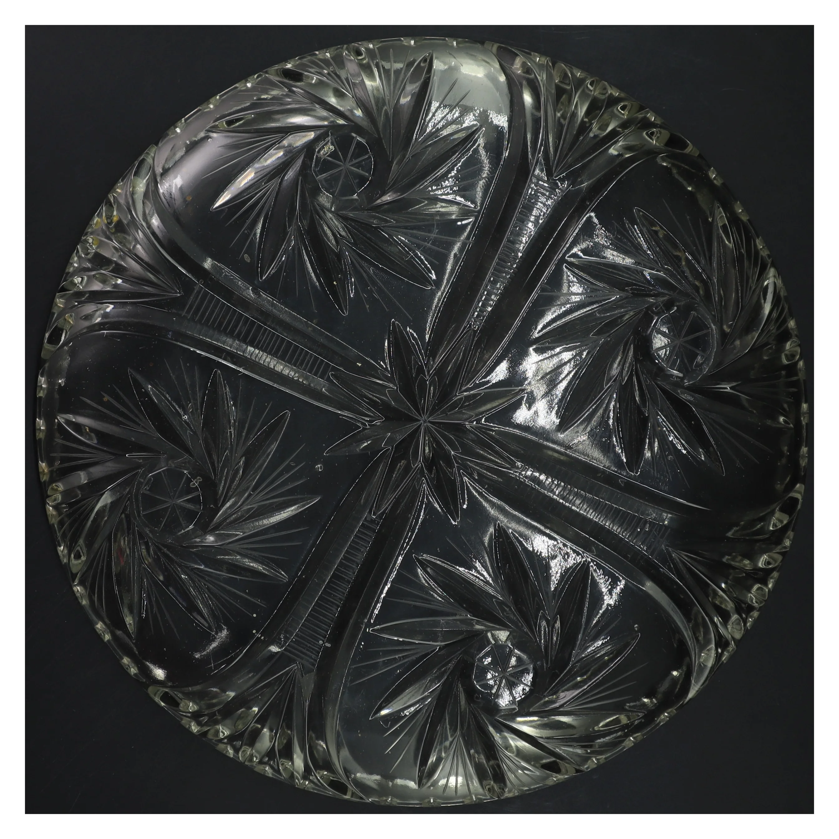 Rund skåret glasfad (str. Ø 28 cm)