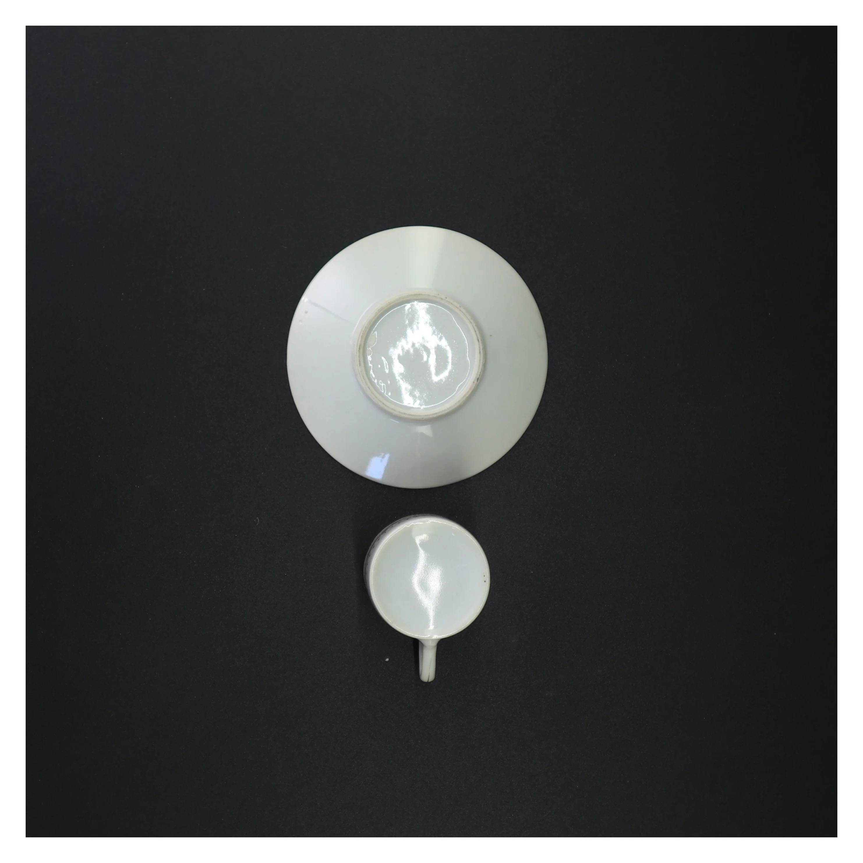 Porcelænskop og underkop med rosenmønster (str. 11 x 6 cm)