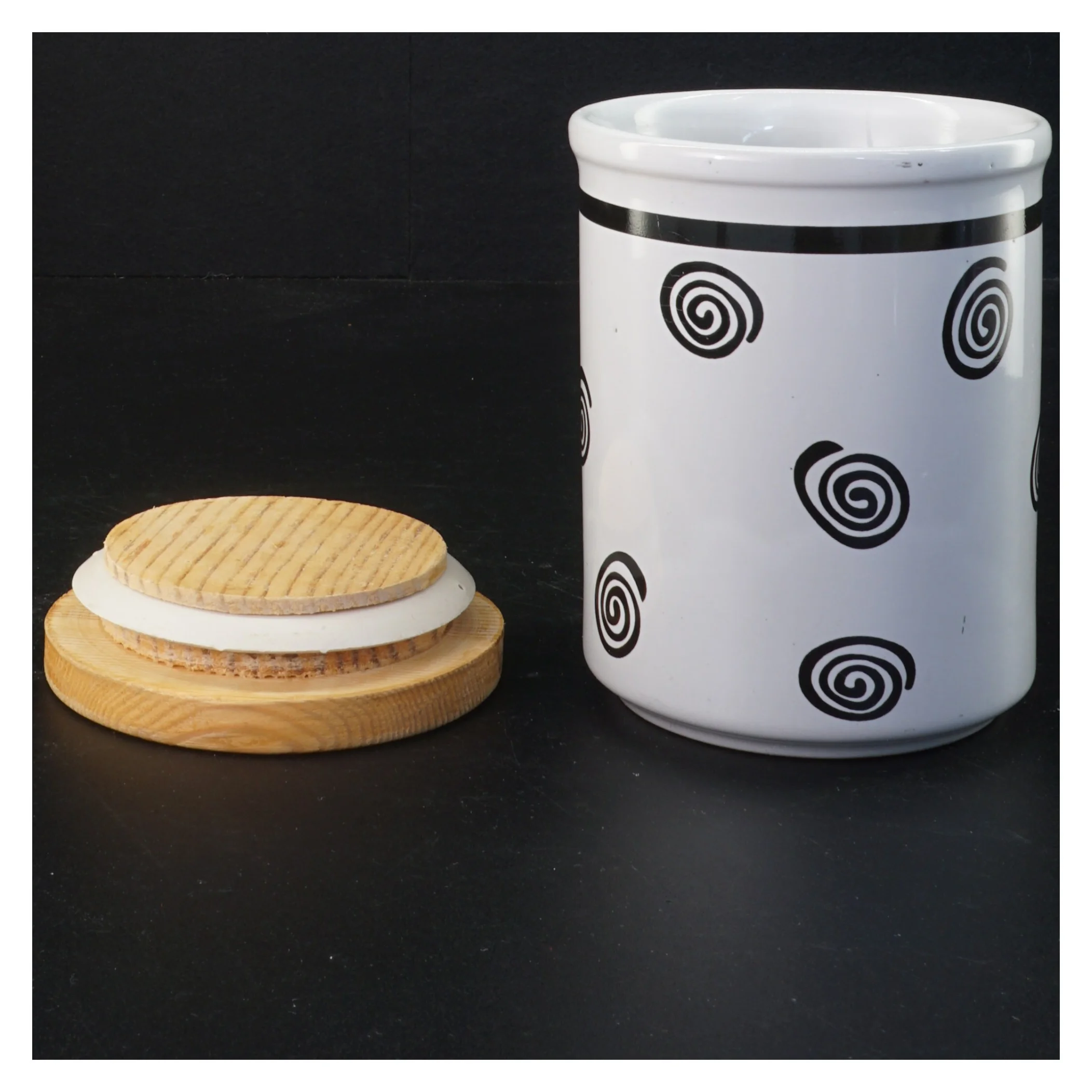 Krukker med trælåg (str. 13 x ø 9,5 cm)