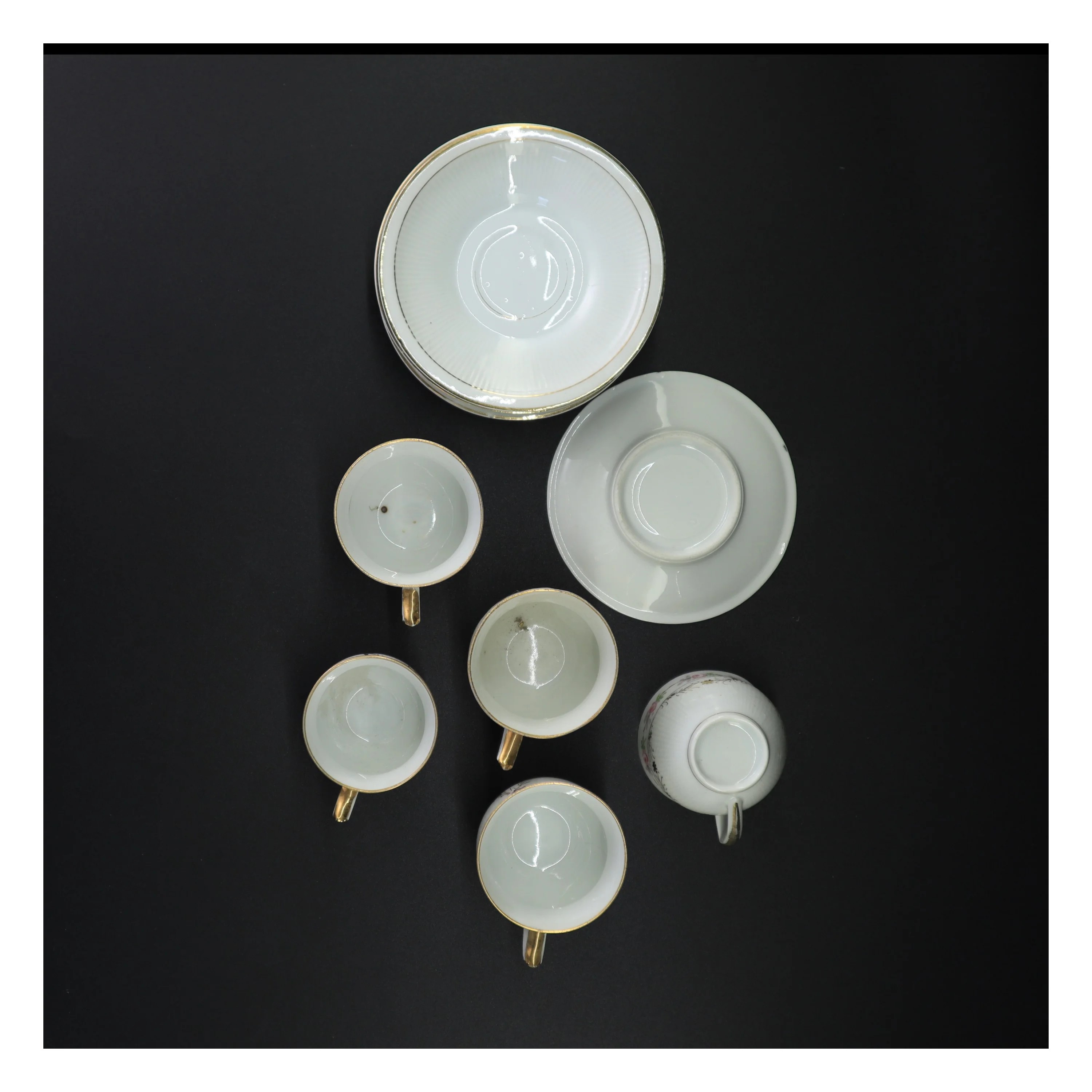 Porcelæn kaffesæt med guldkant (str. 13 x 8 cm og 12 x 7 cm)