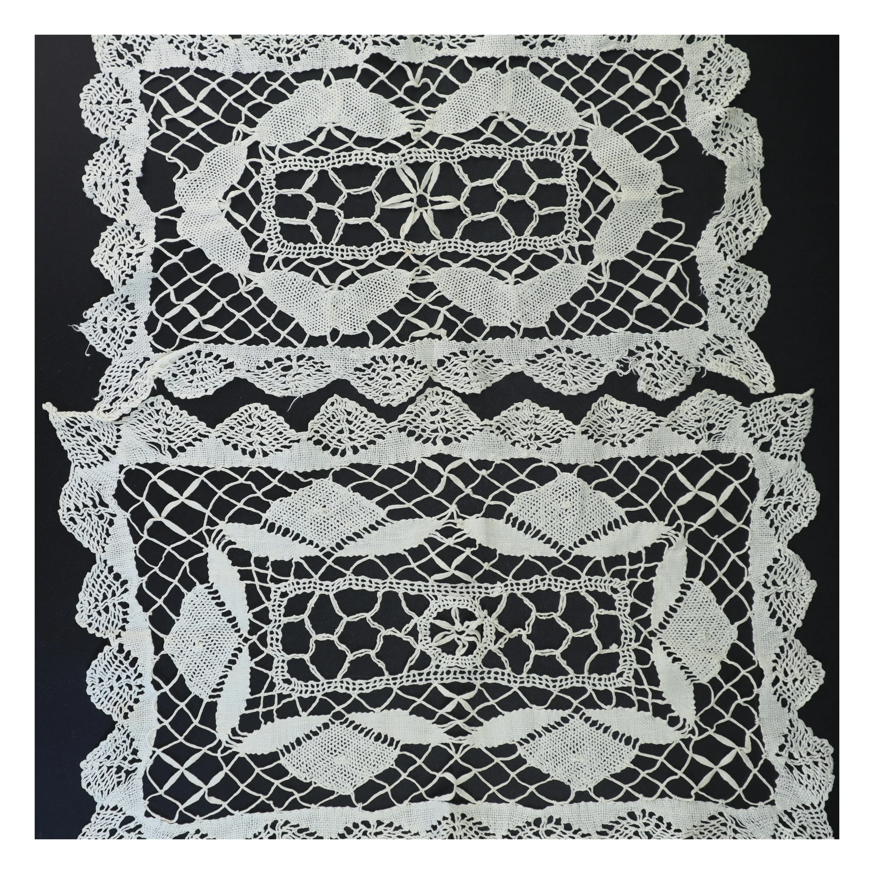 Hæklet borddug og bordskånere sæt