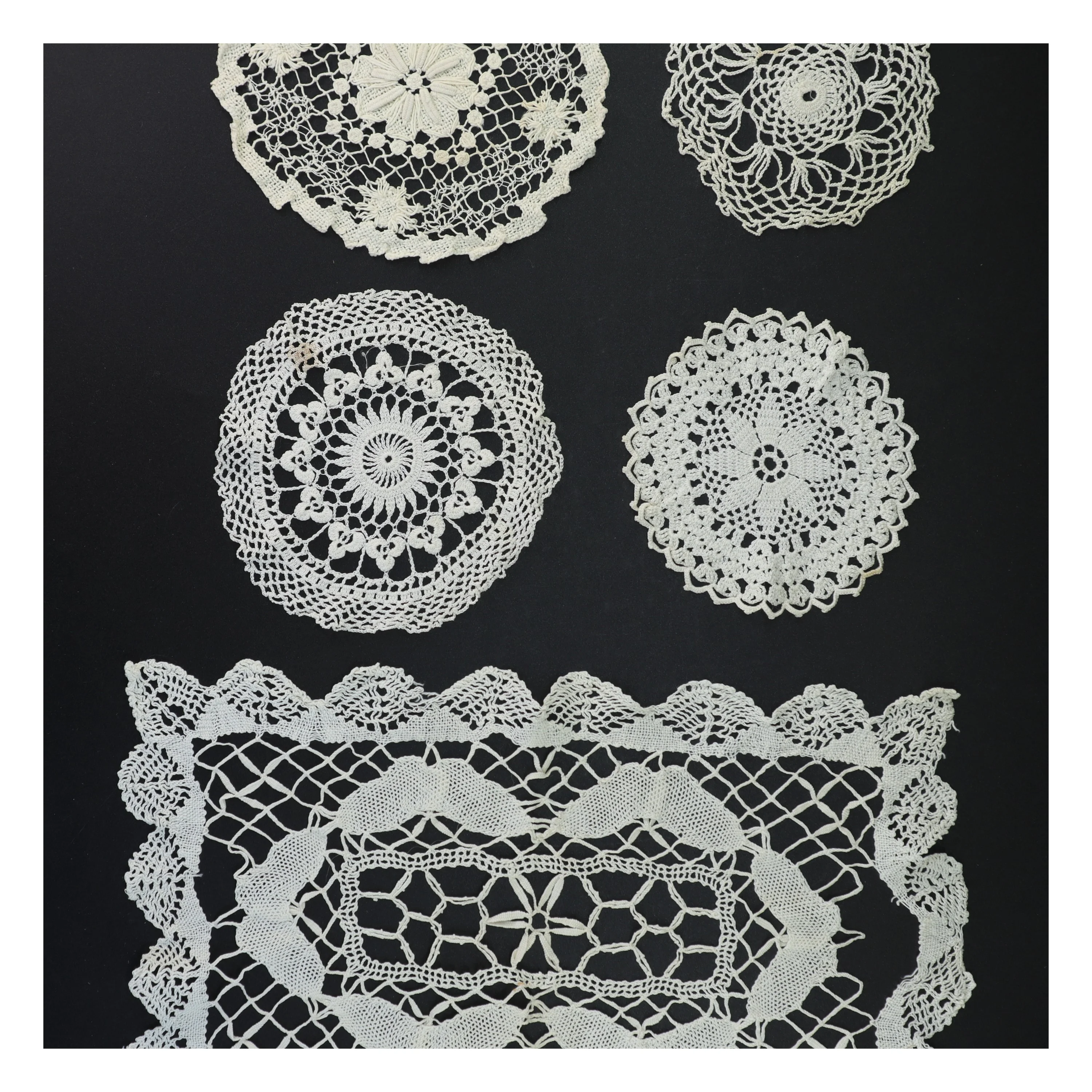 Hæklet borddug og bordskånere sæt