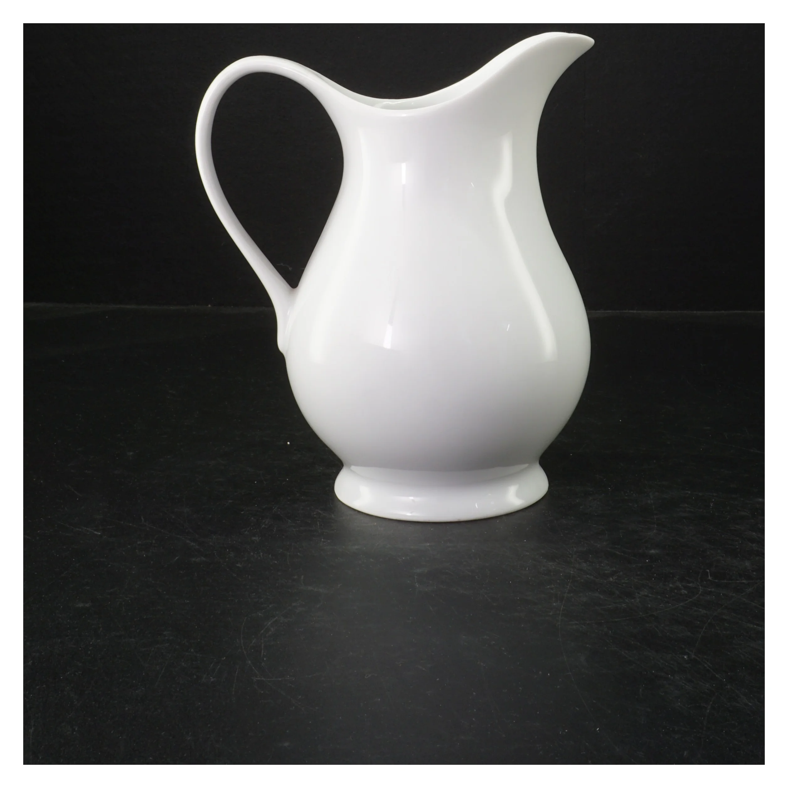 Hvid kande 19 cm fra Atelier (str. 19 cm)