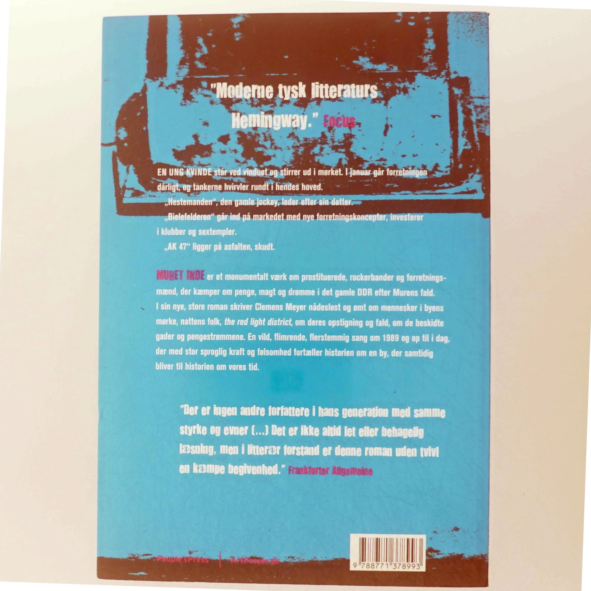 Muret inde : roman af Clemens Meyer (f. 1977) (Bog)