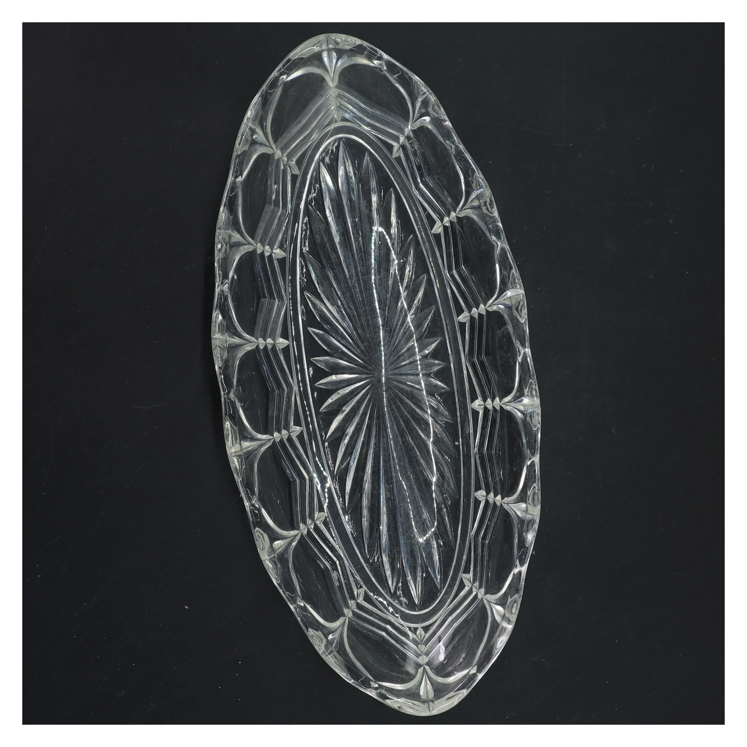 Glasfad med mønstret kant (str. 26x12x3,5 cm)