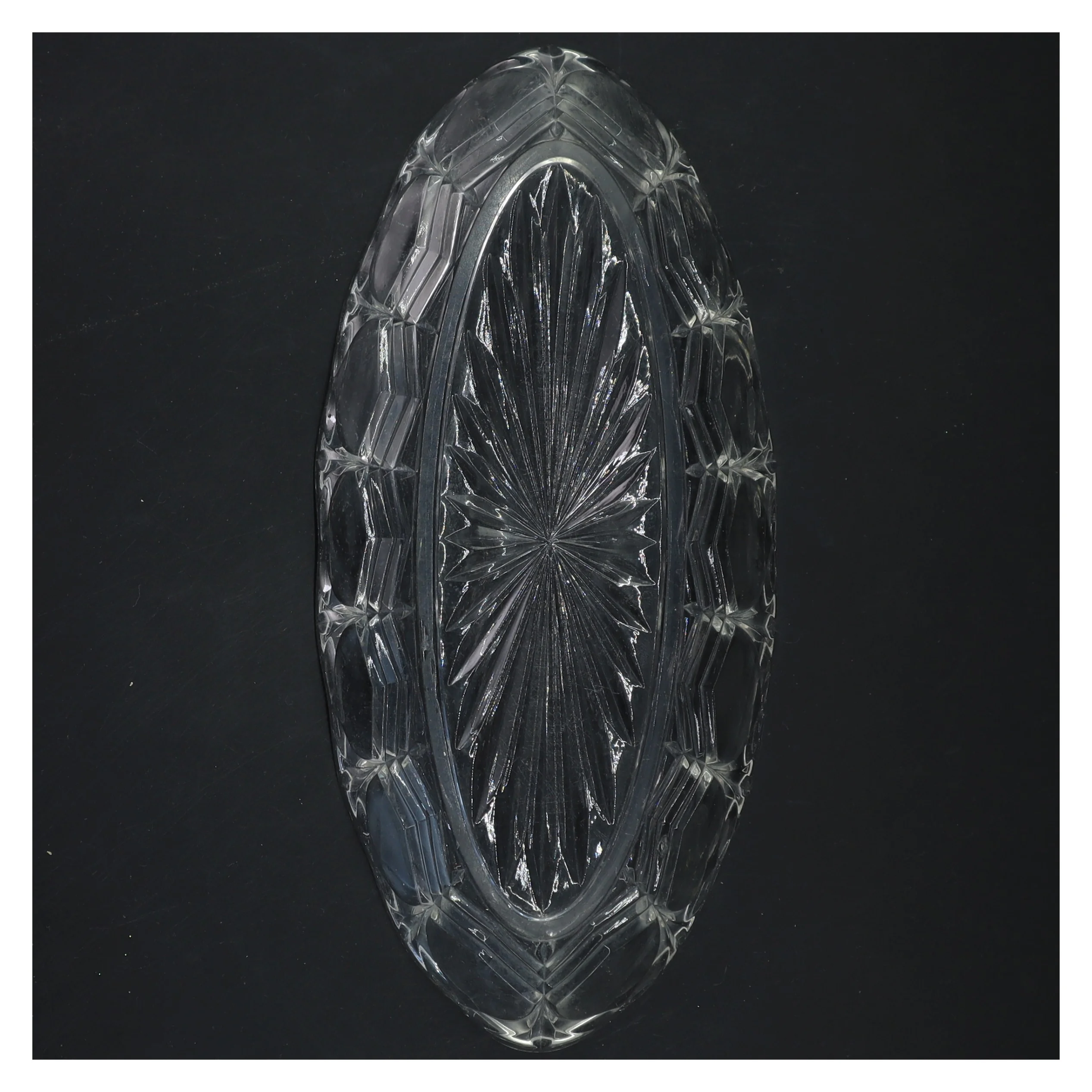 Glasfad med mønstret kant (str. 26x12x3,5 cm)