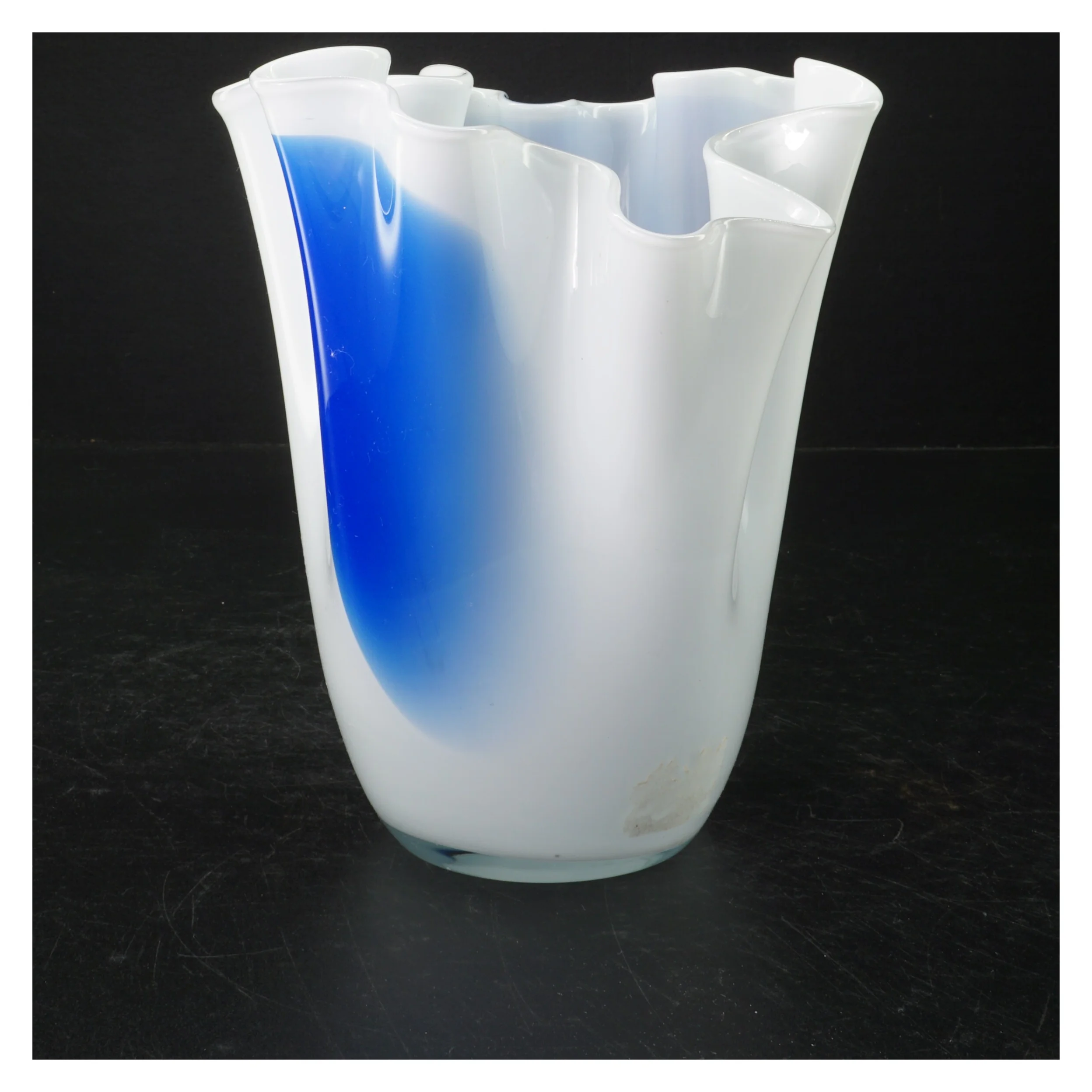 Blå og hvid glasvase (str. 20x17 cm)