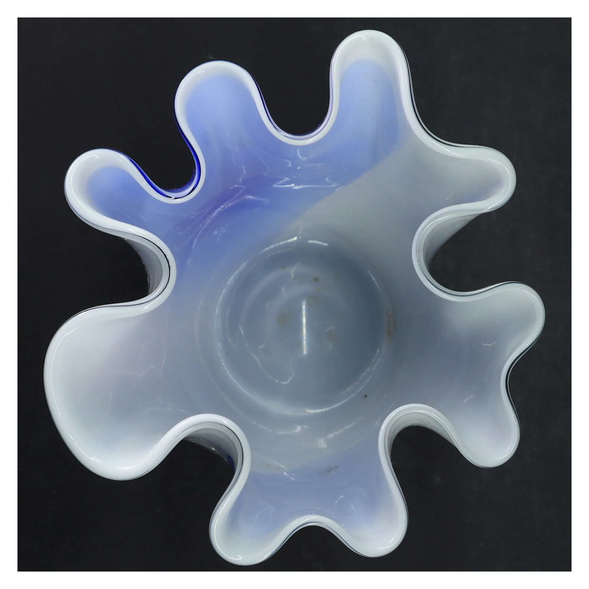 Blå og hvid glasvase (str. 20x17 cm)