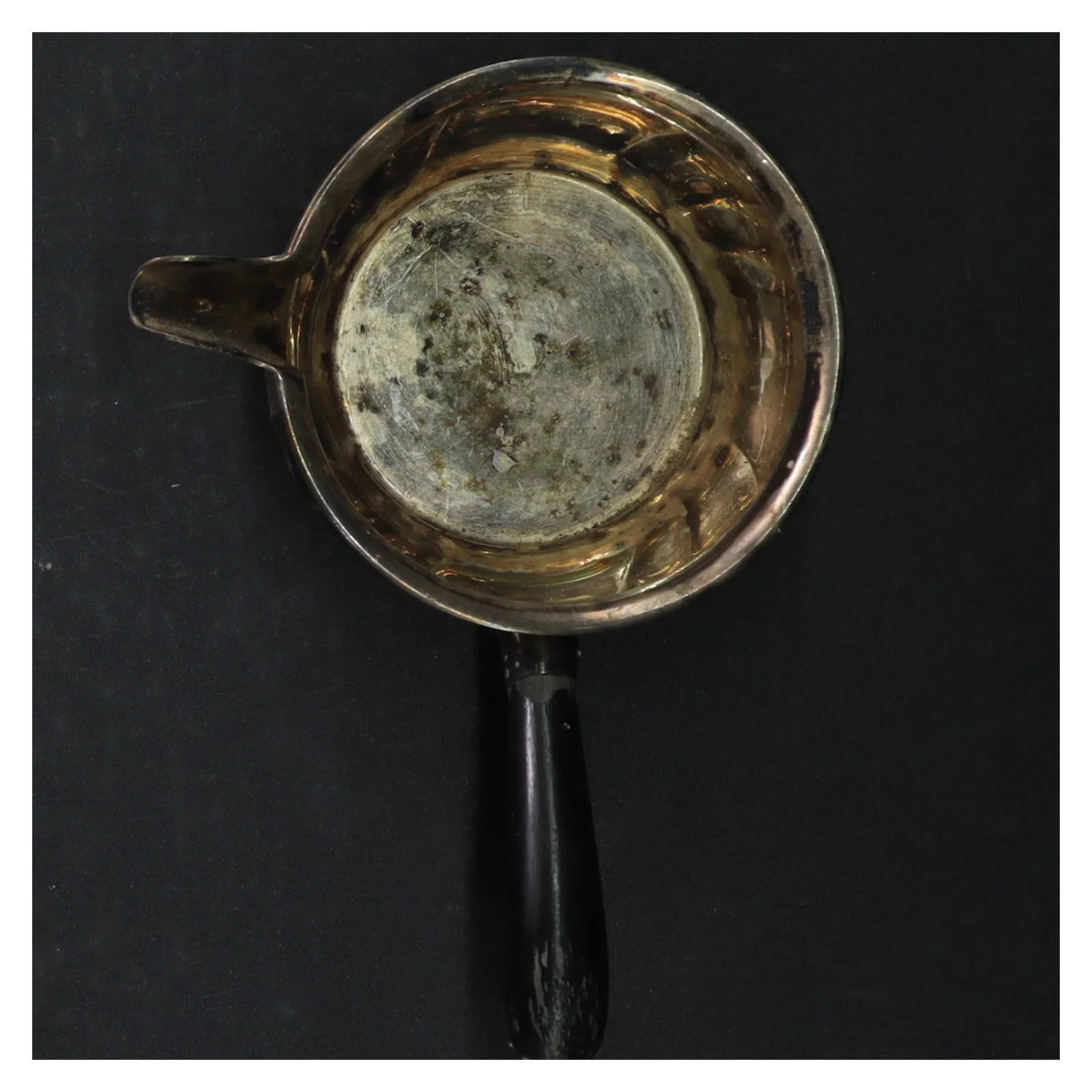 Gammel metalskål med håndtag (str. 17 cm)